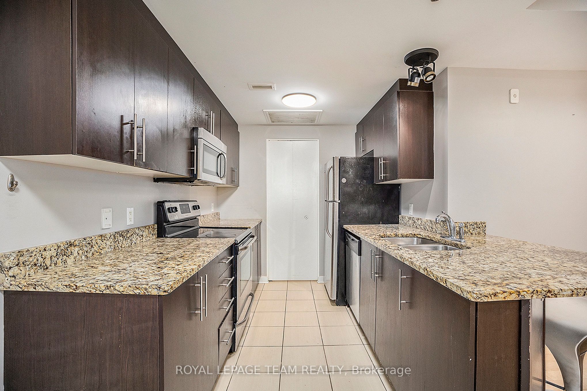 456 King Edward Avenue 404 Property Photo 6