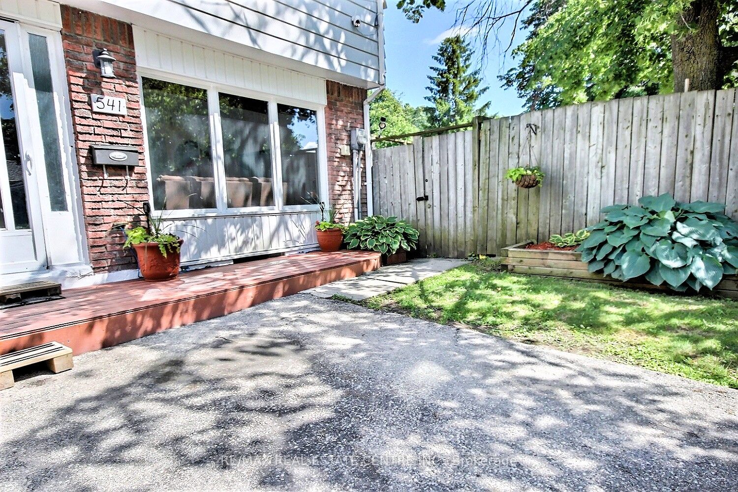 541 Parkview Crescent Property Photo 2