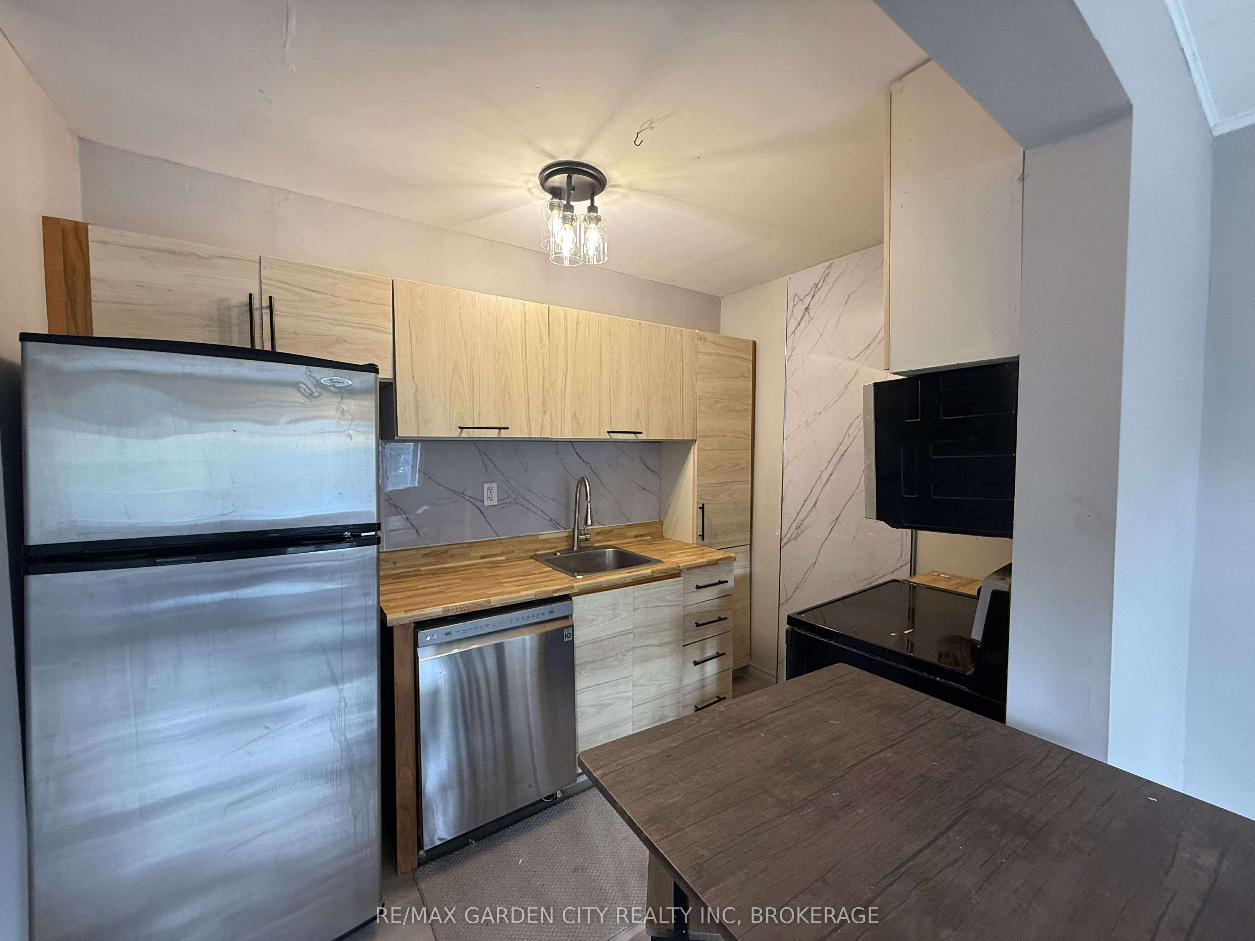130 St Paul Crescent E 1 Property Photo 6