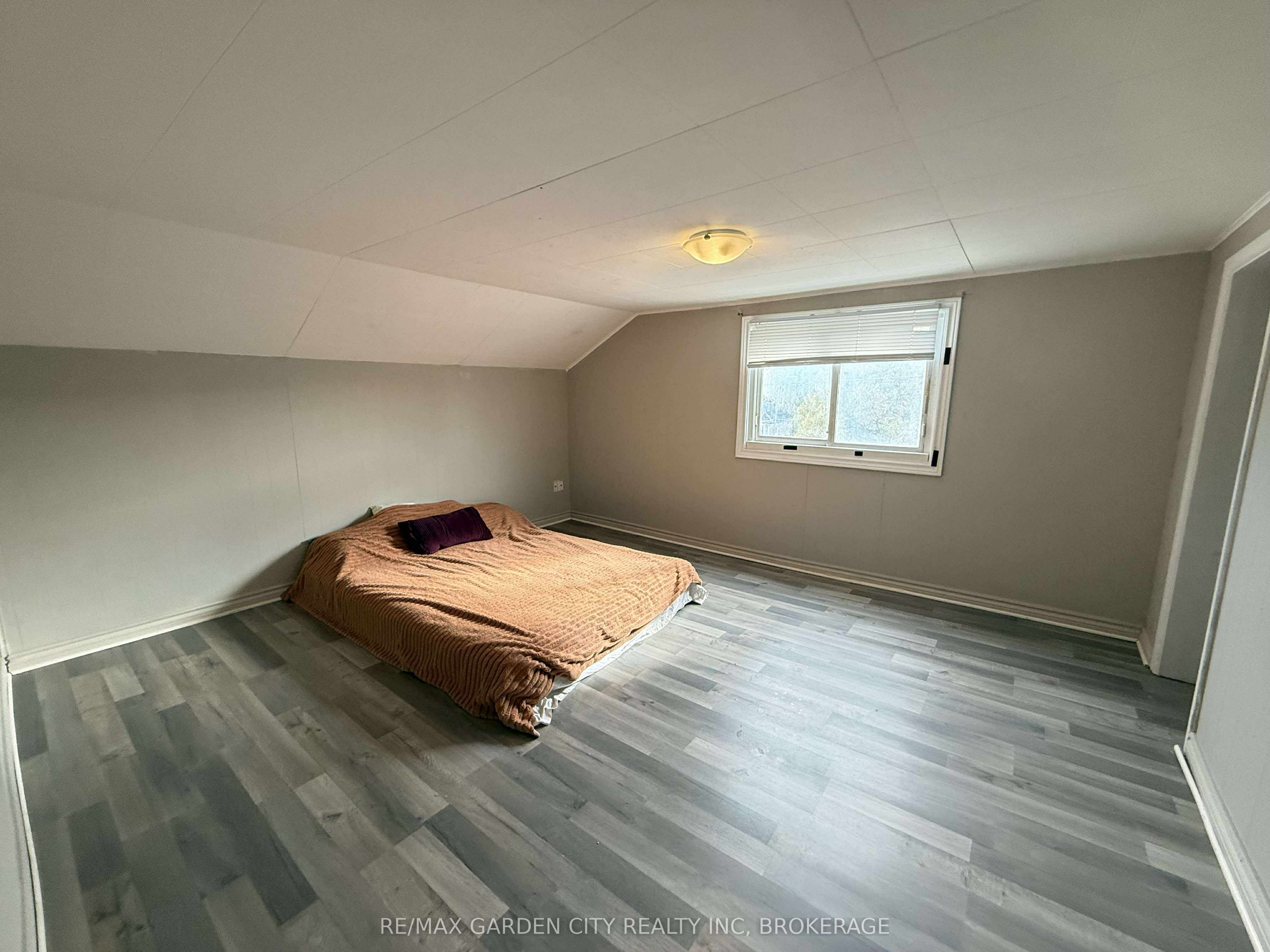 130 St Paul Crescent E 1 Property Photo 11
