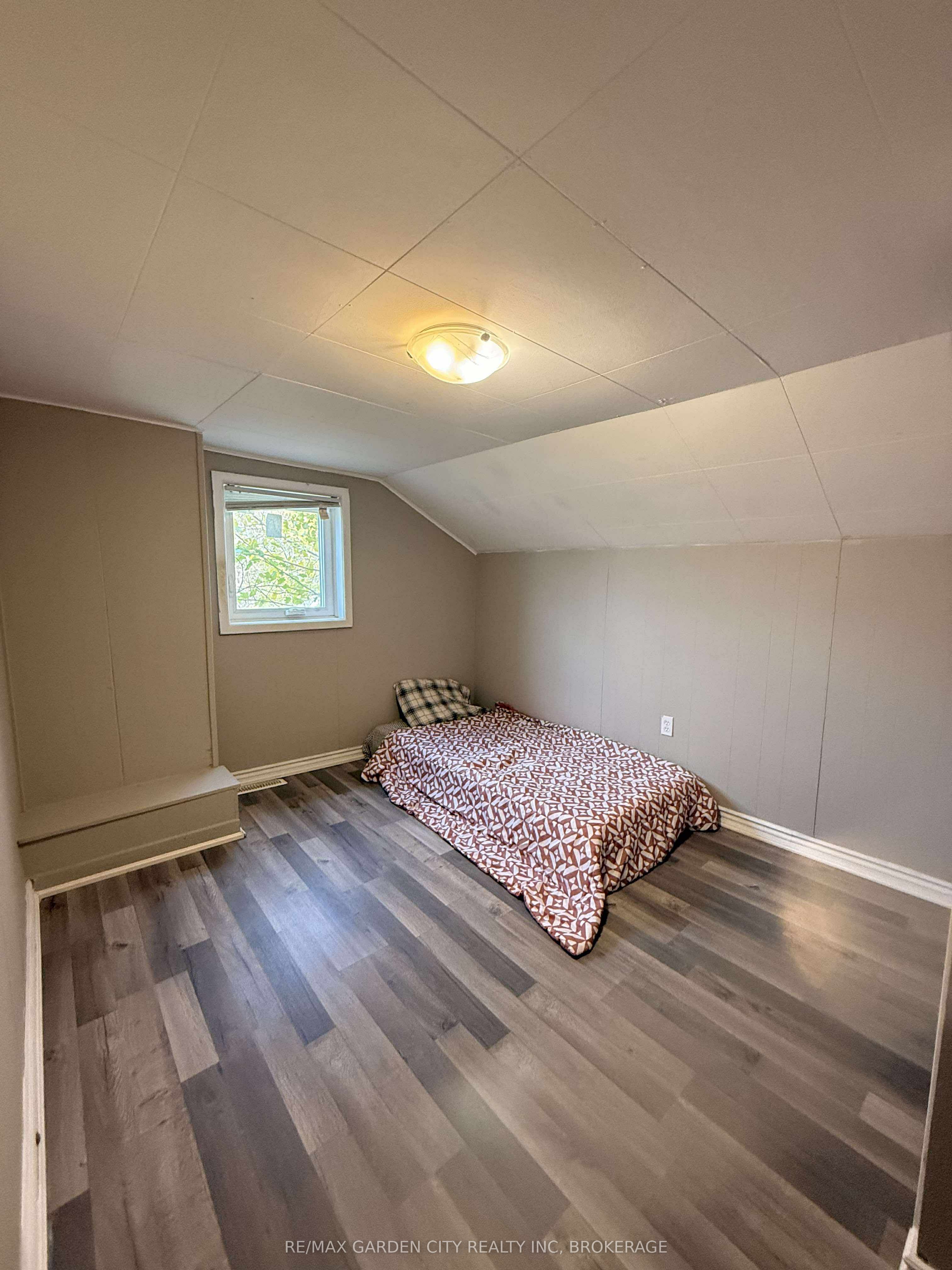 130 St Paul Crescent E 1 Property Photo 15