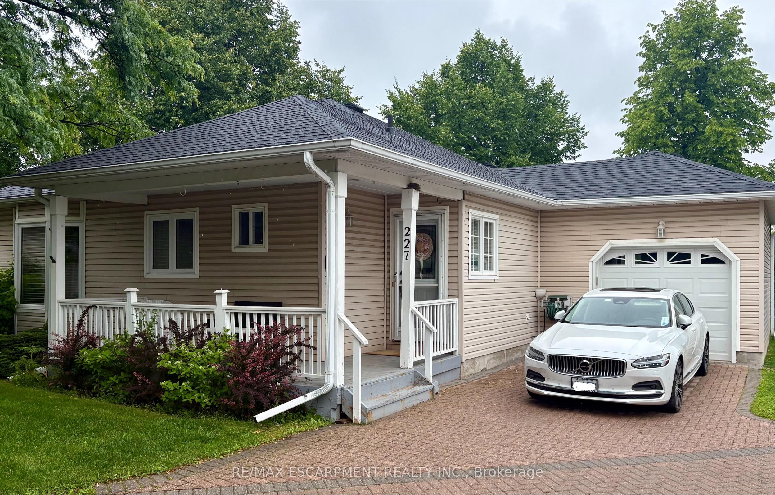 227 Silverbirch Boulevard Property Photo 1
