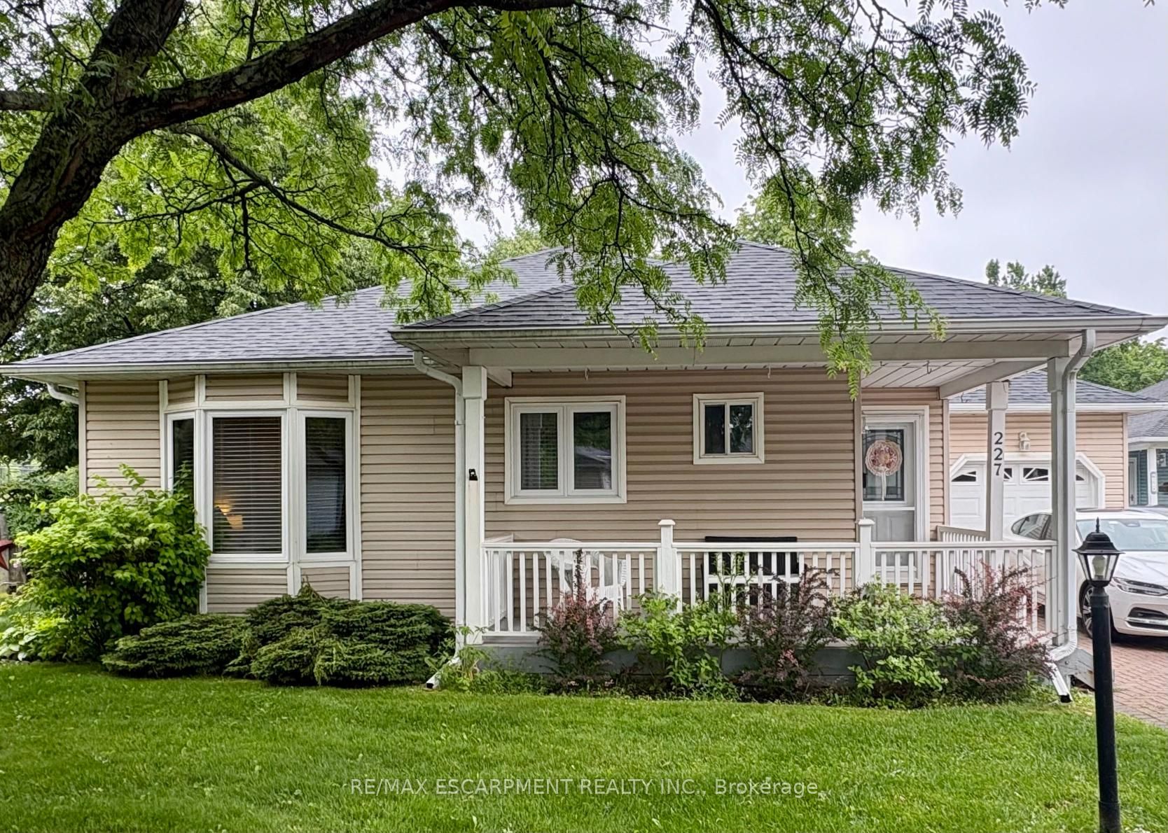 227 Silverbirch Boulevard Property Photo 2