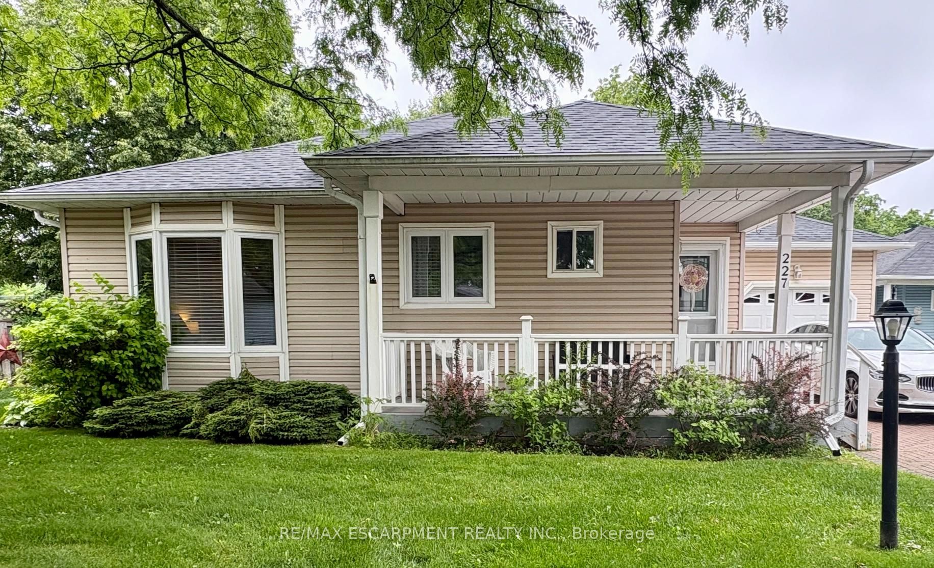 227 Silverbirch Boulevard Property Photo 3