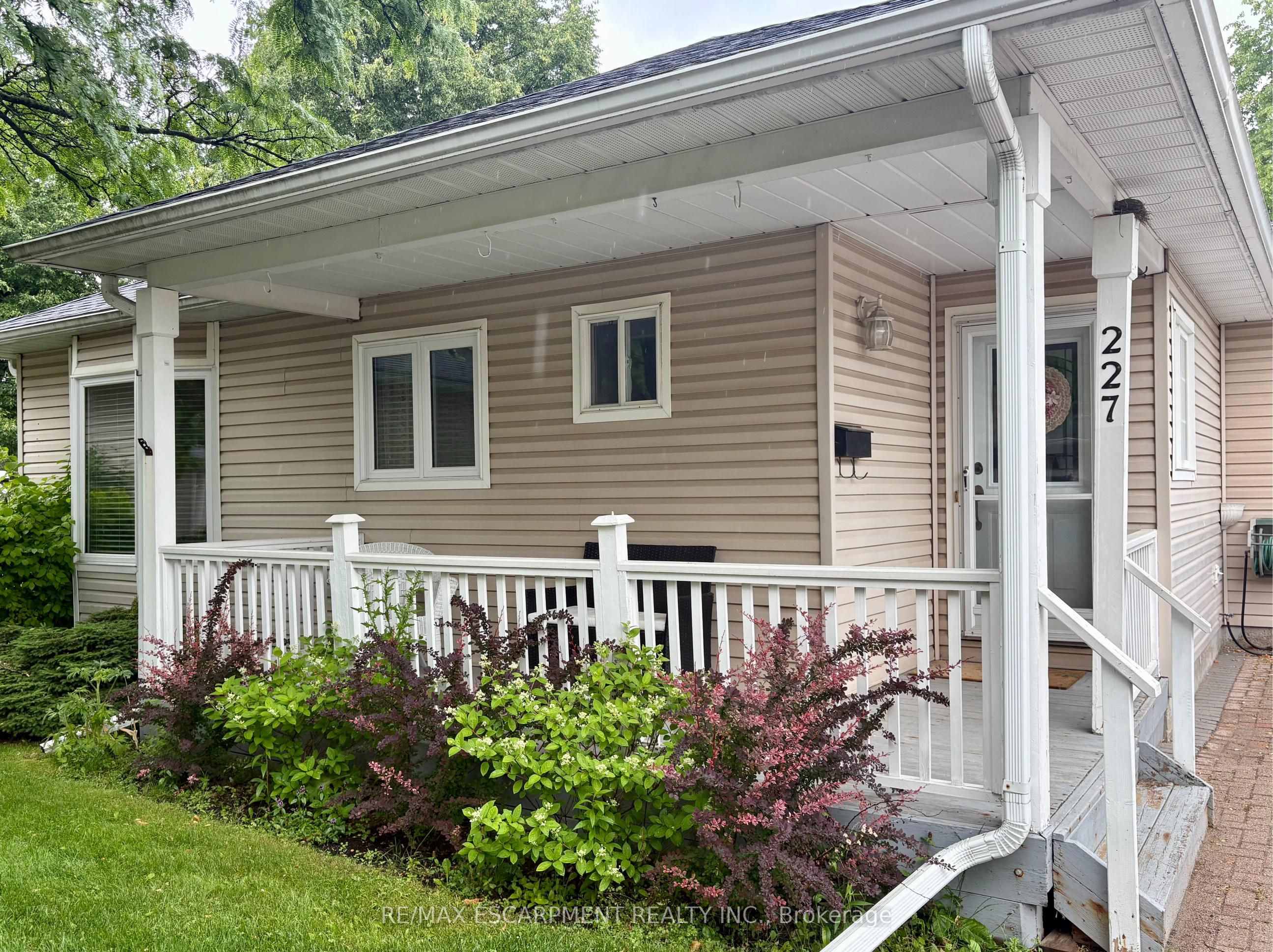 227 Silverbirch Boulevard Property Photo 4