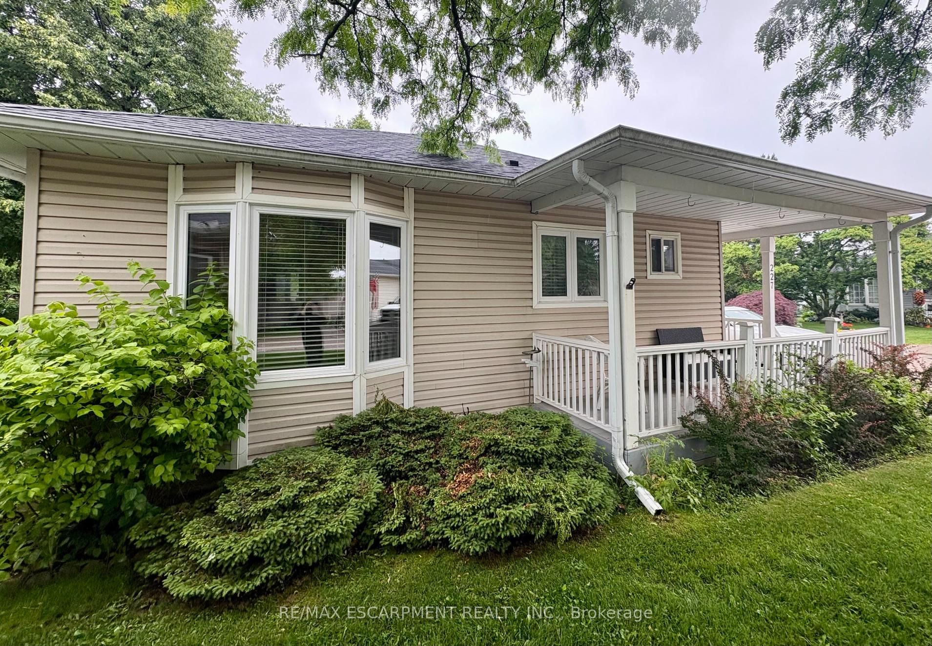 227 Silverbirch Boulevard Property Photo 5