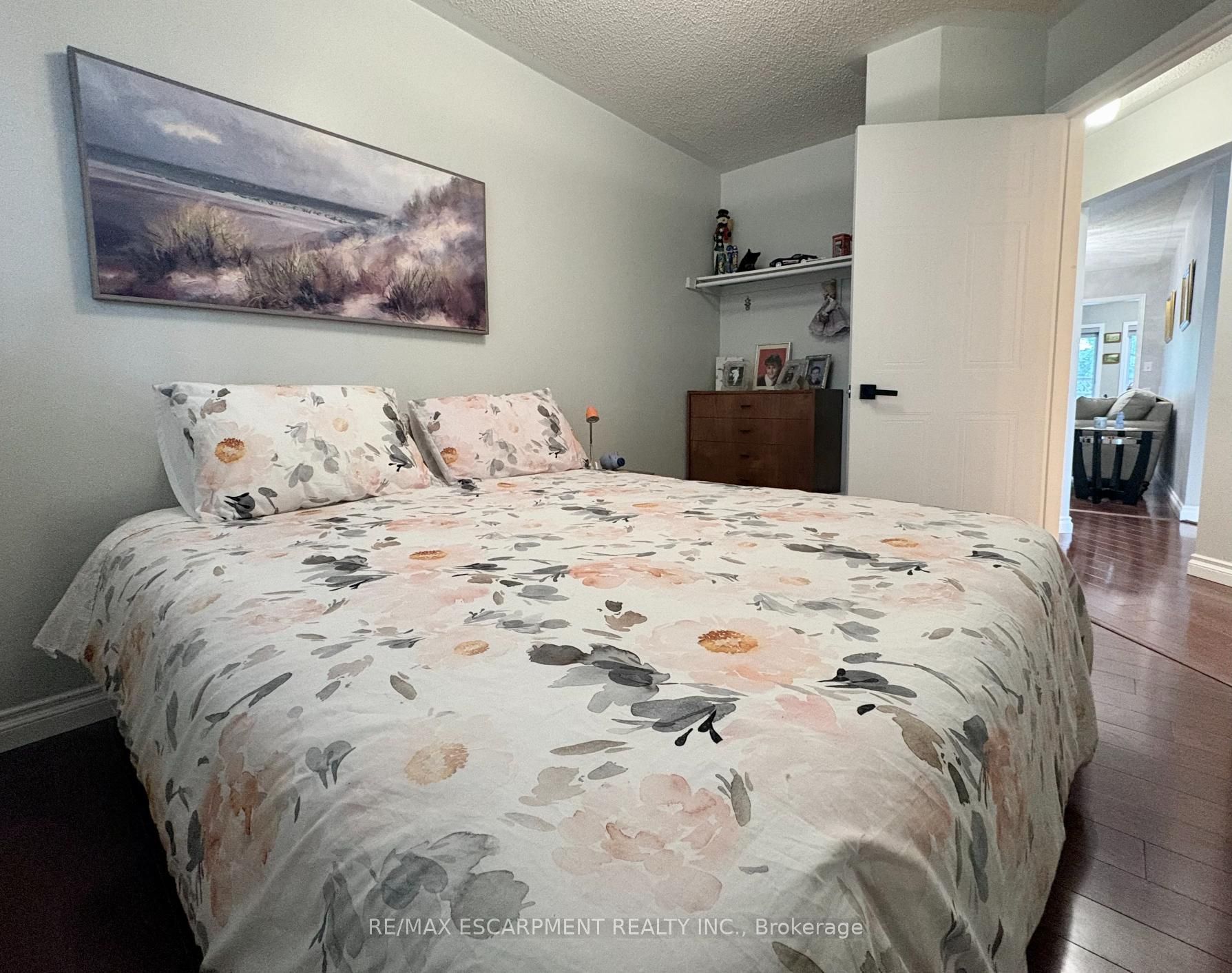 227 Silverbirch Boulevard Property Photo 12