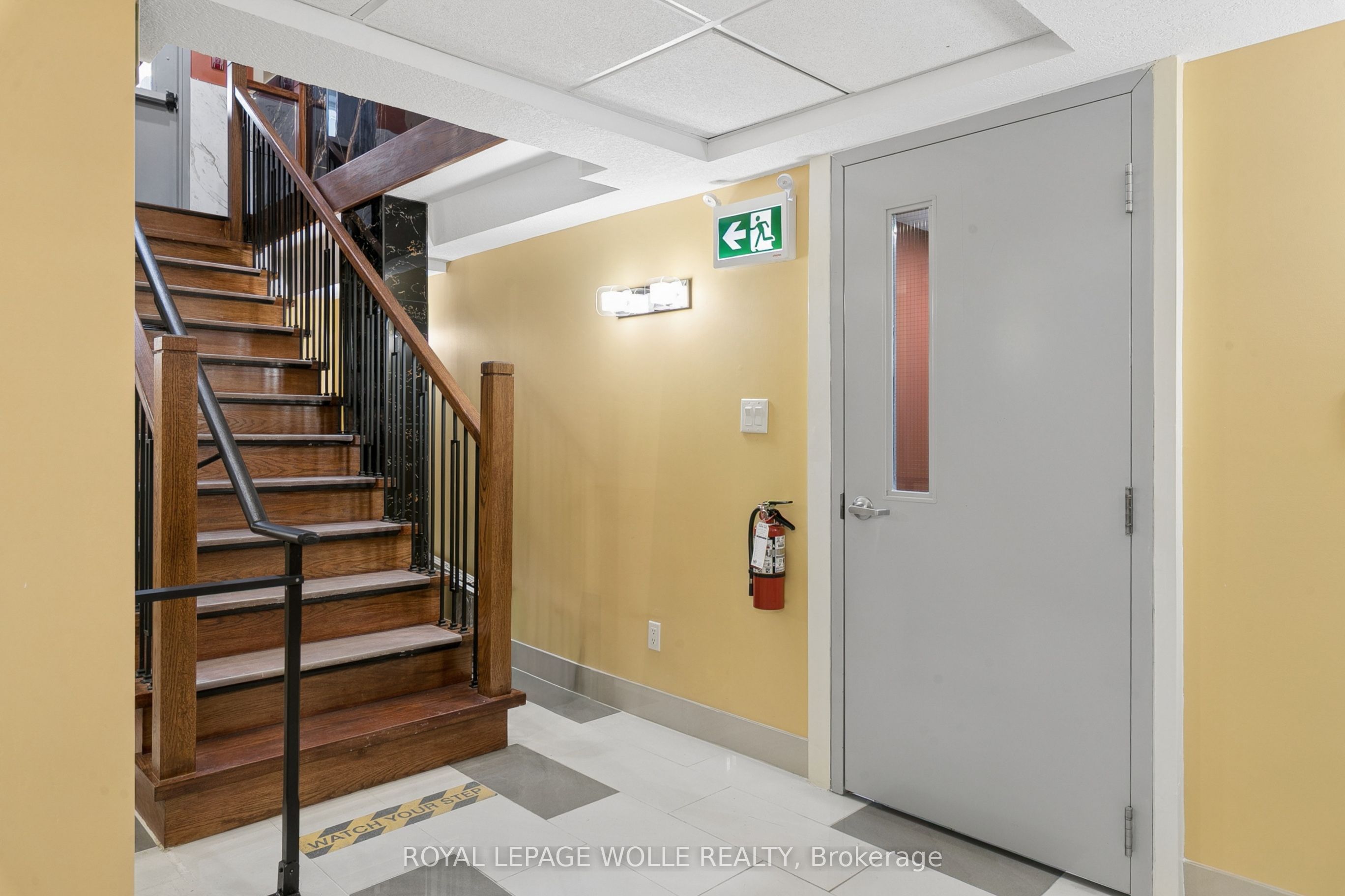 19 King Street E B Property Photo 7