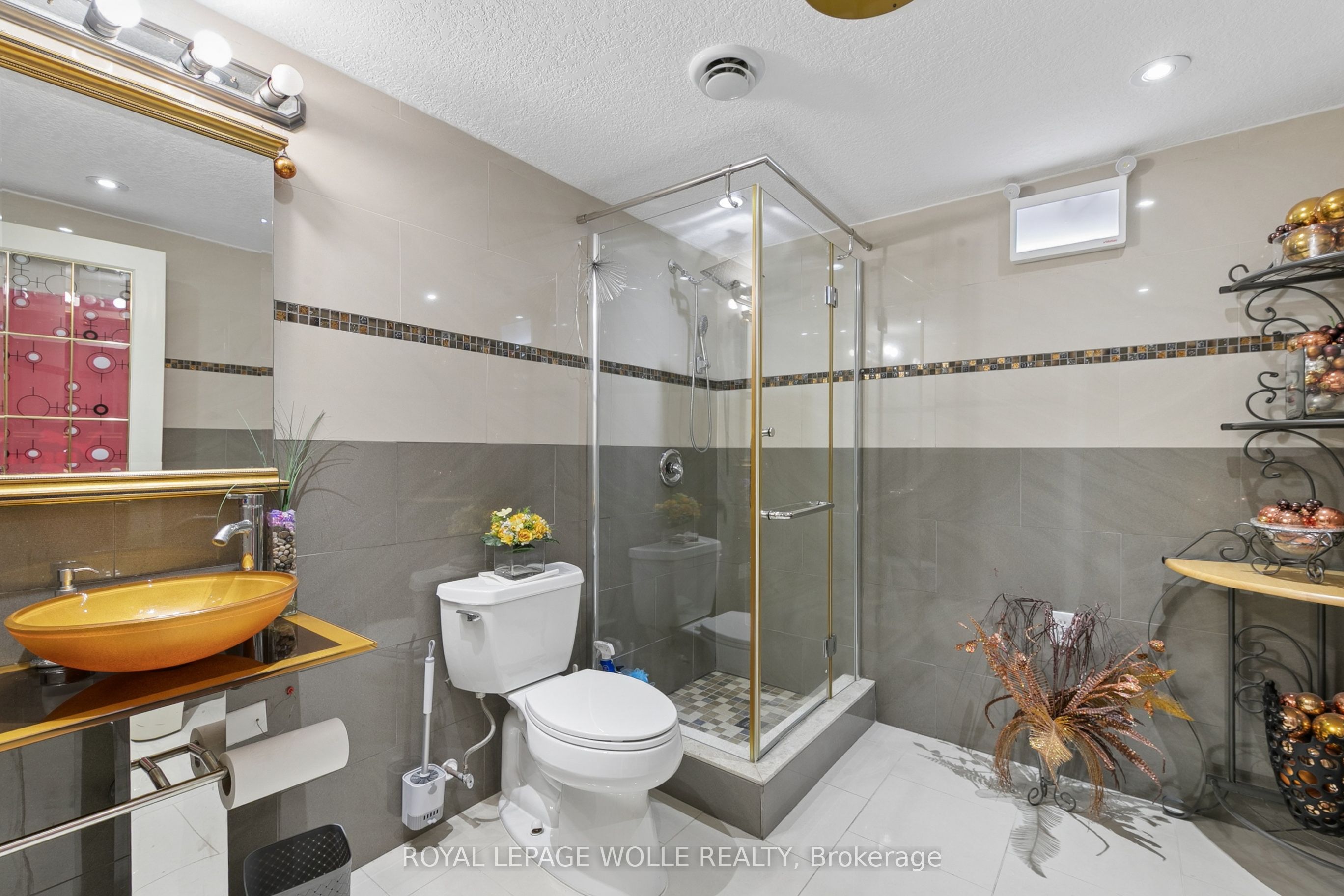 19 King Street E B Property Photo 14