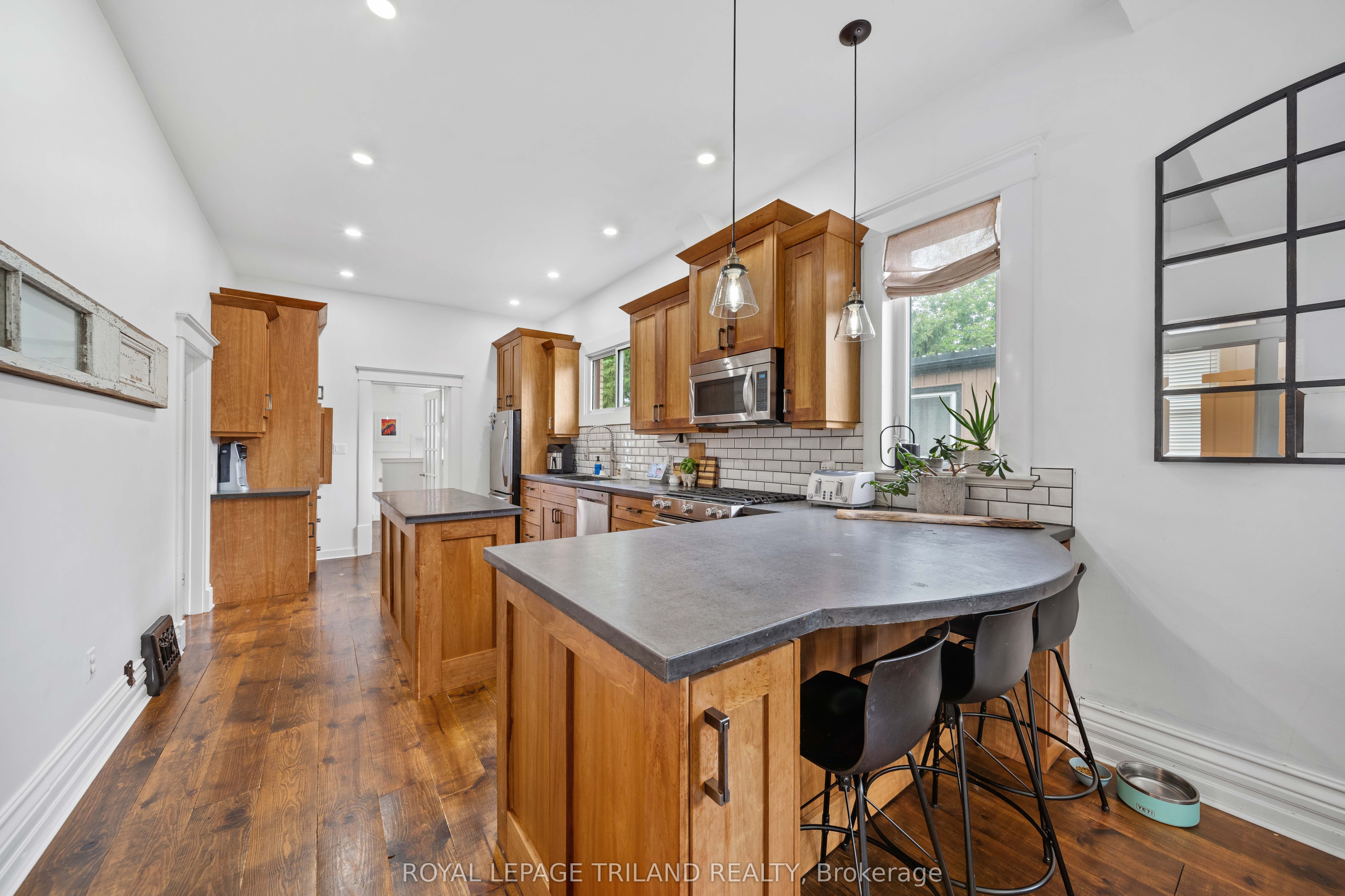946 Dufferin Avenue Property Photo 6