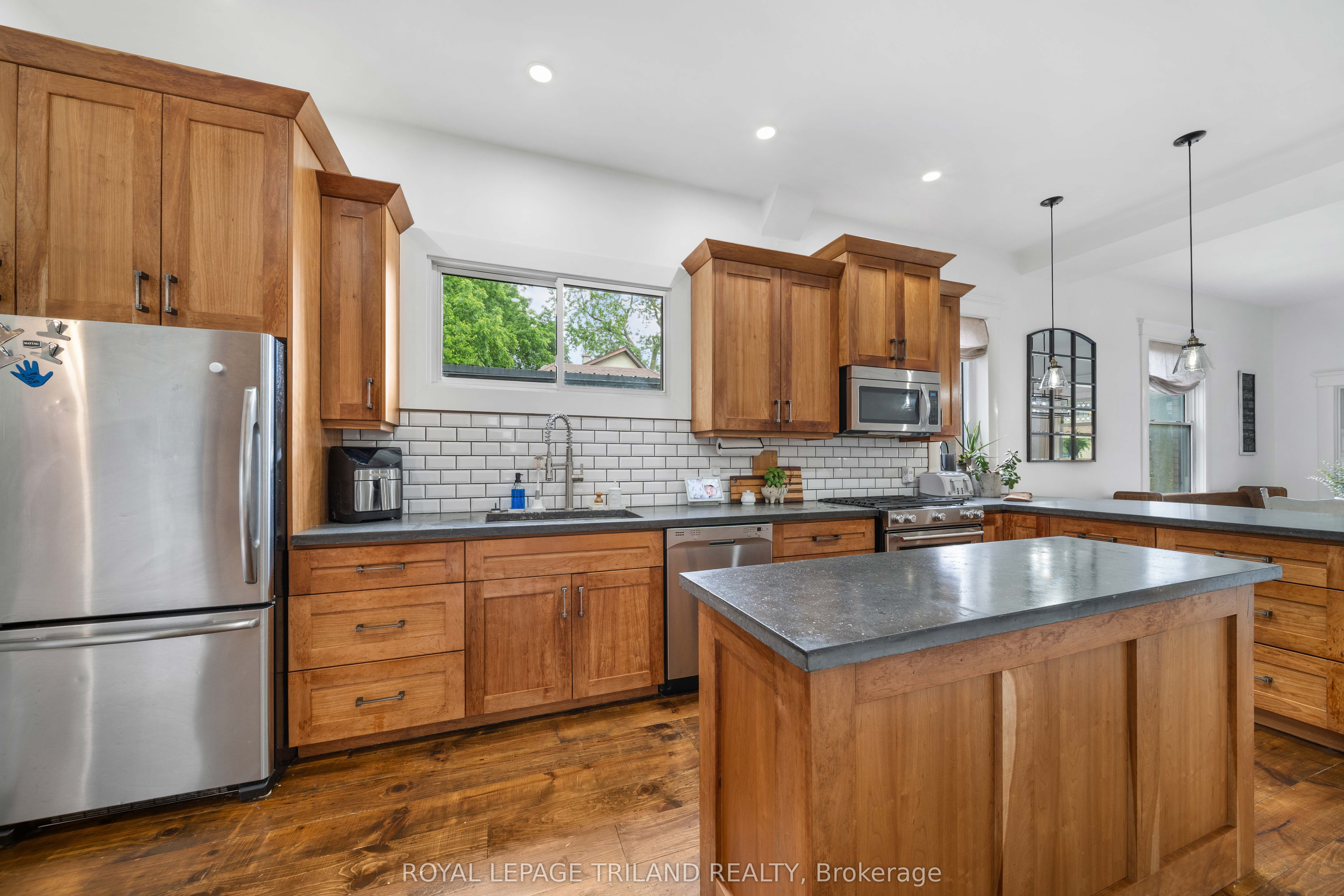 946 Dufferin Avenue Property Photo 7