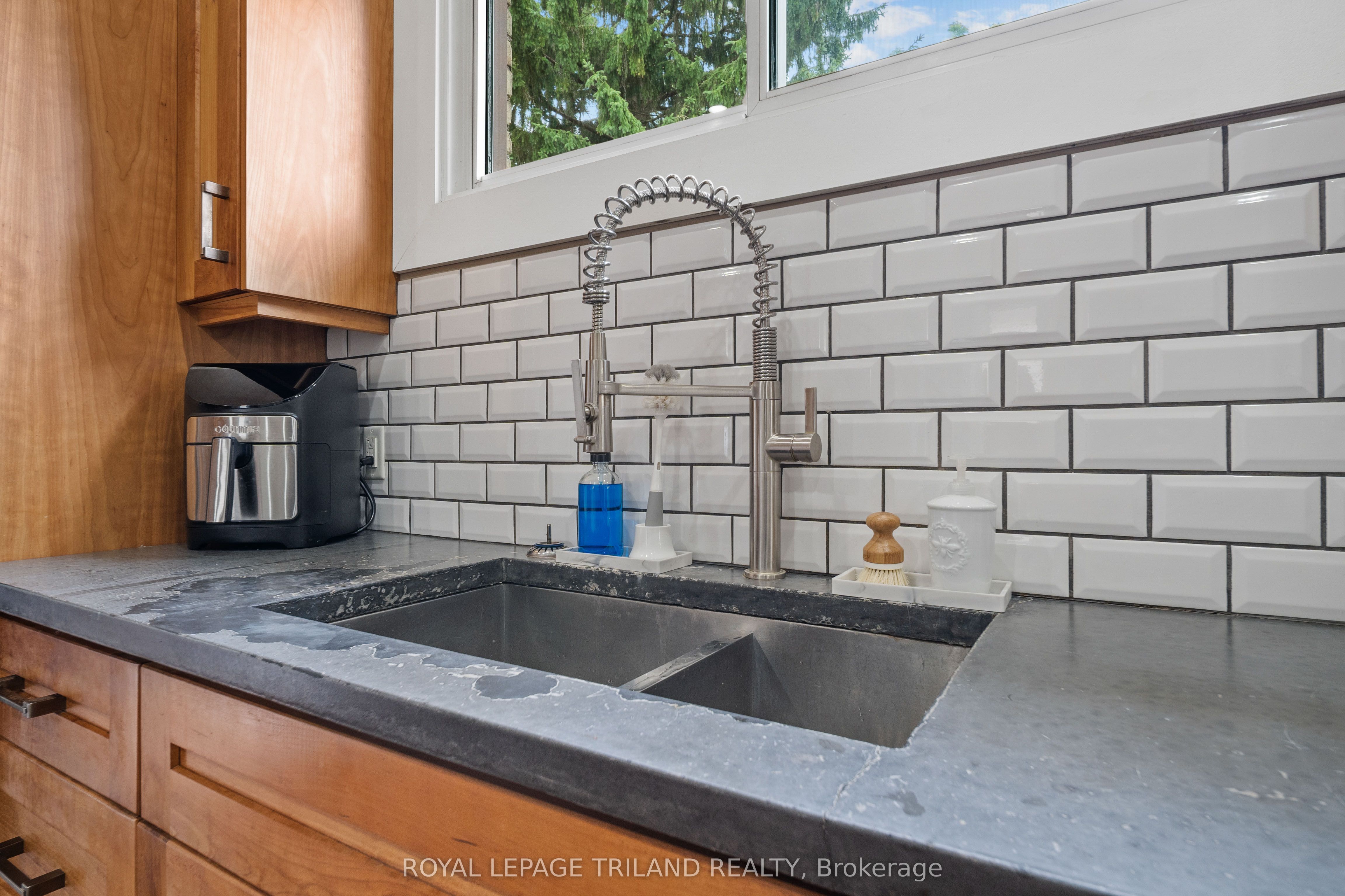 946 Dufferin Avenue Property Photo 8