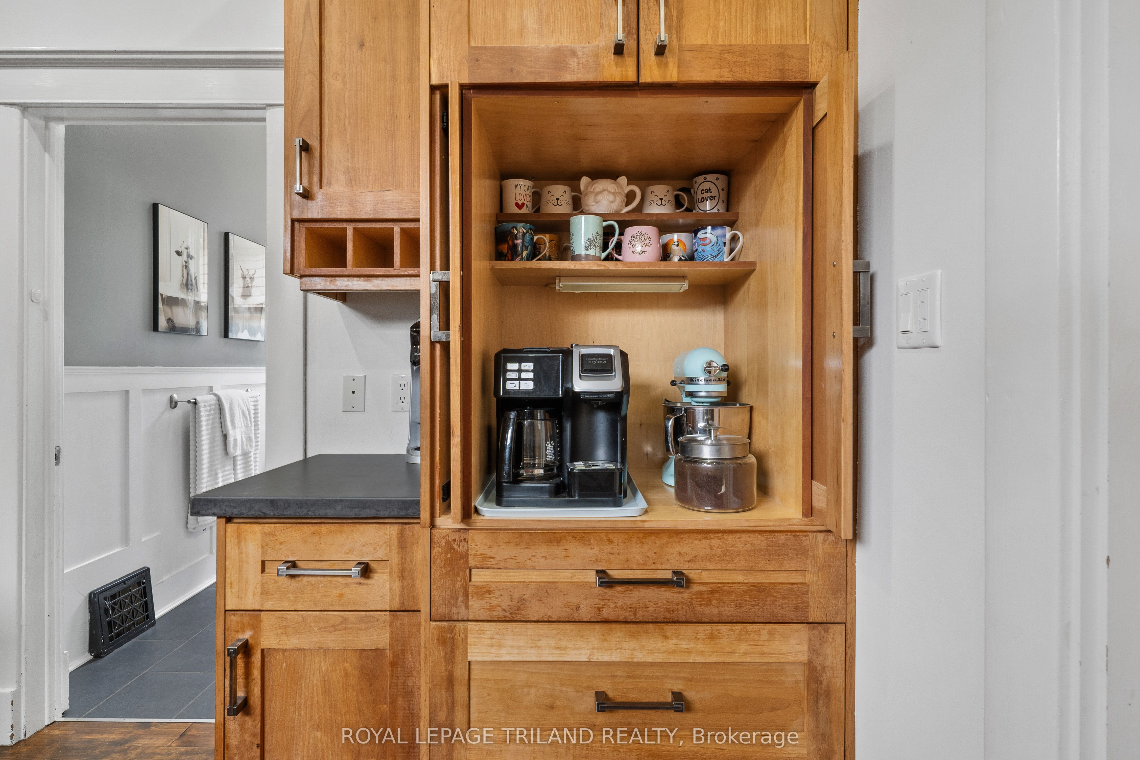 946 Dufferin Avenue Property Photo 10
