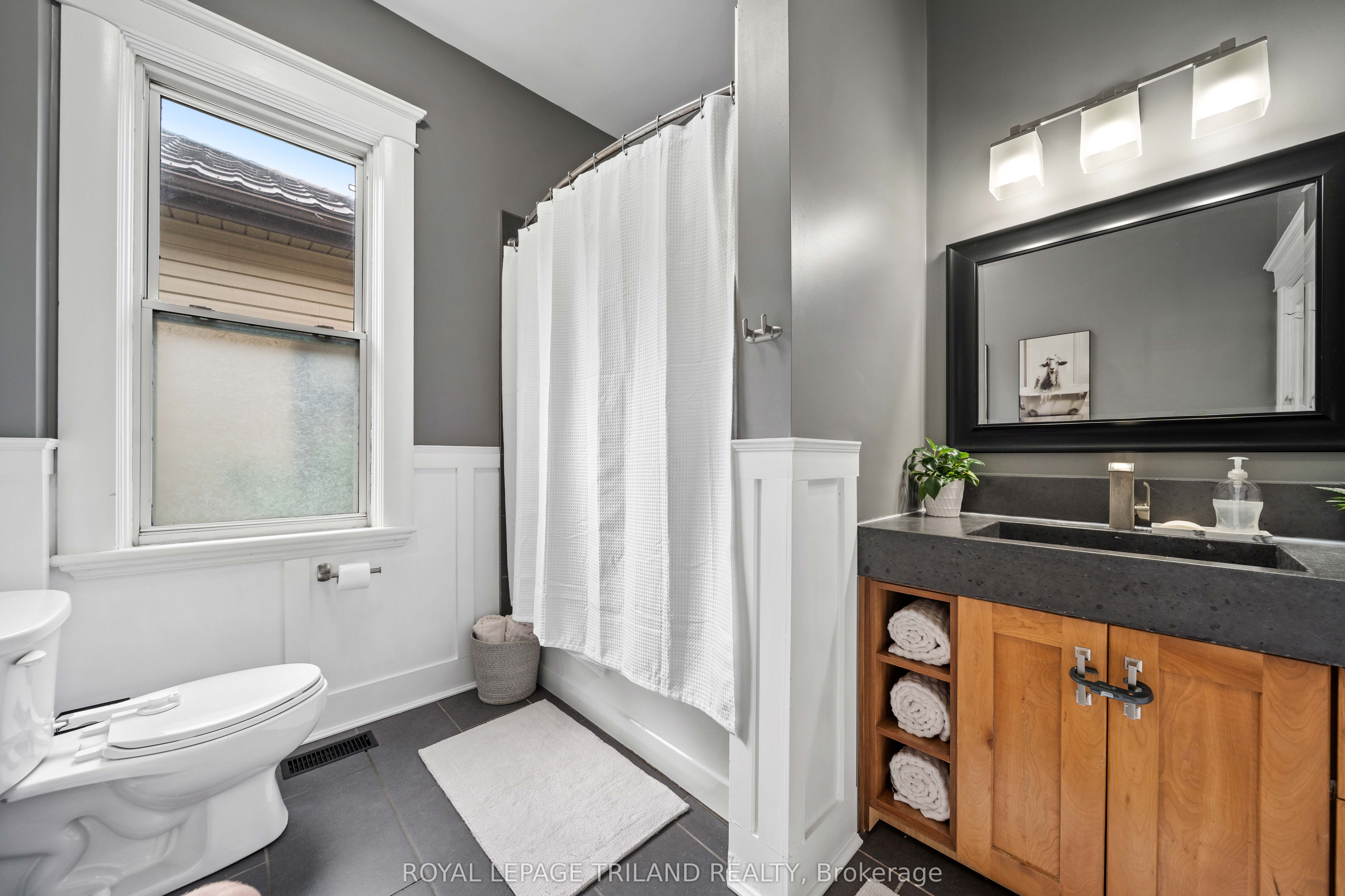 946 Dufferin Avenue Property Photo 13