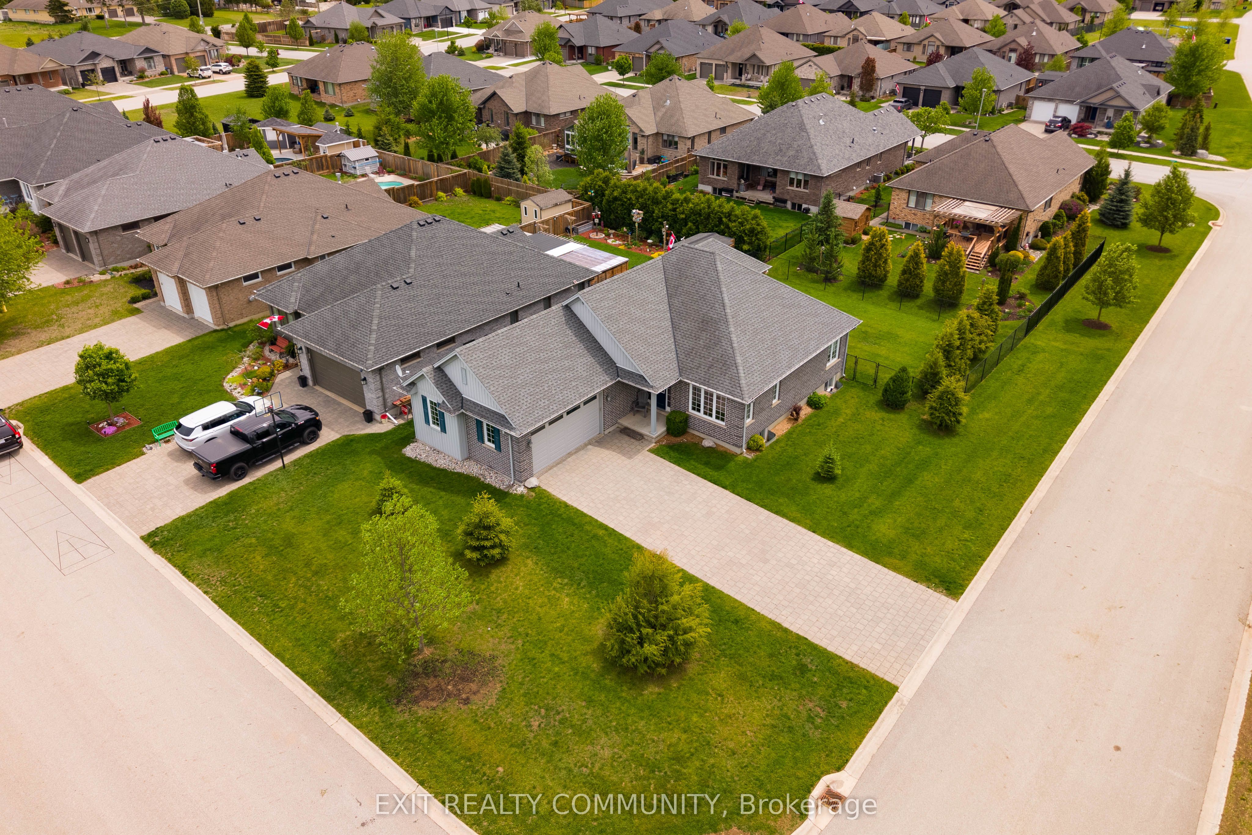 598 Bennett Crescent Property Photo 1