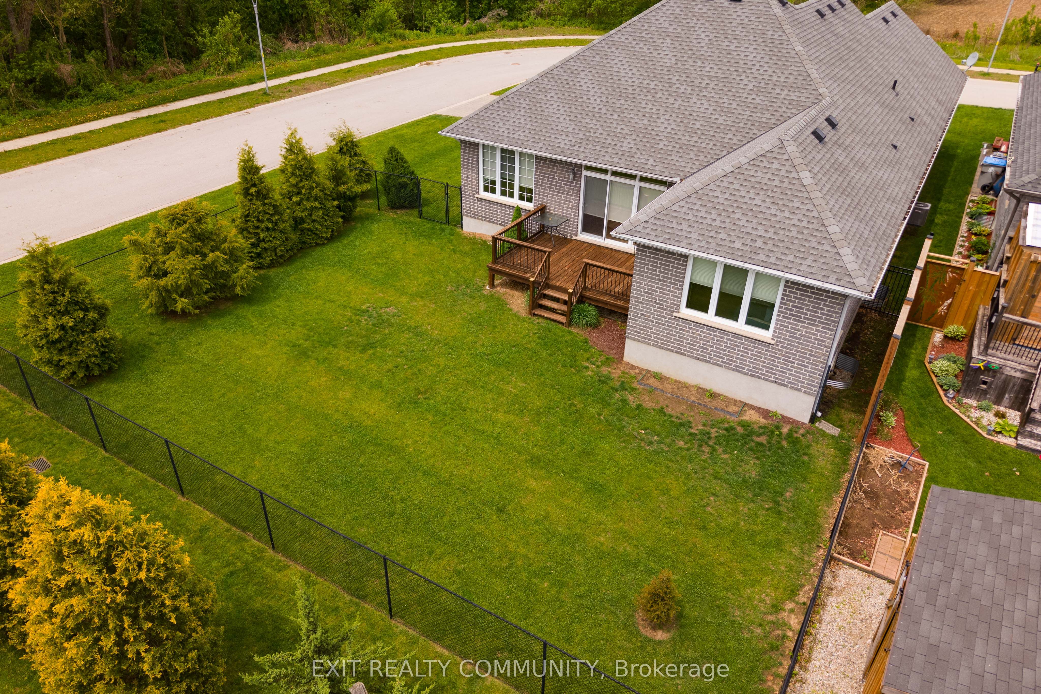 598 Bennett Crescent Property Photo 3