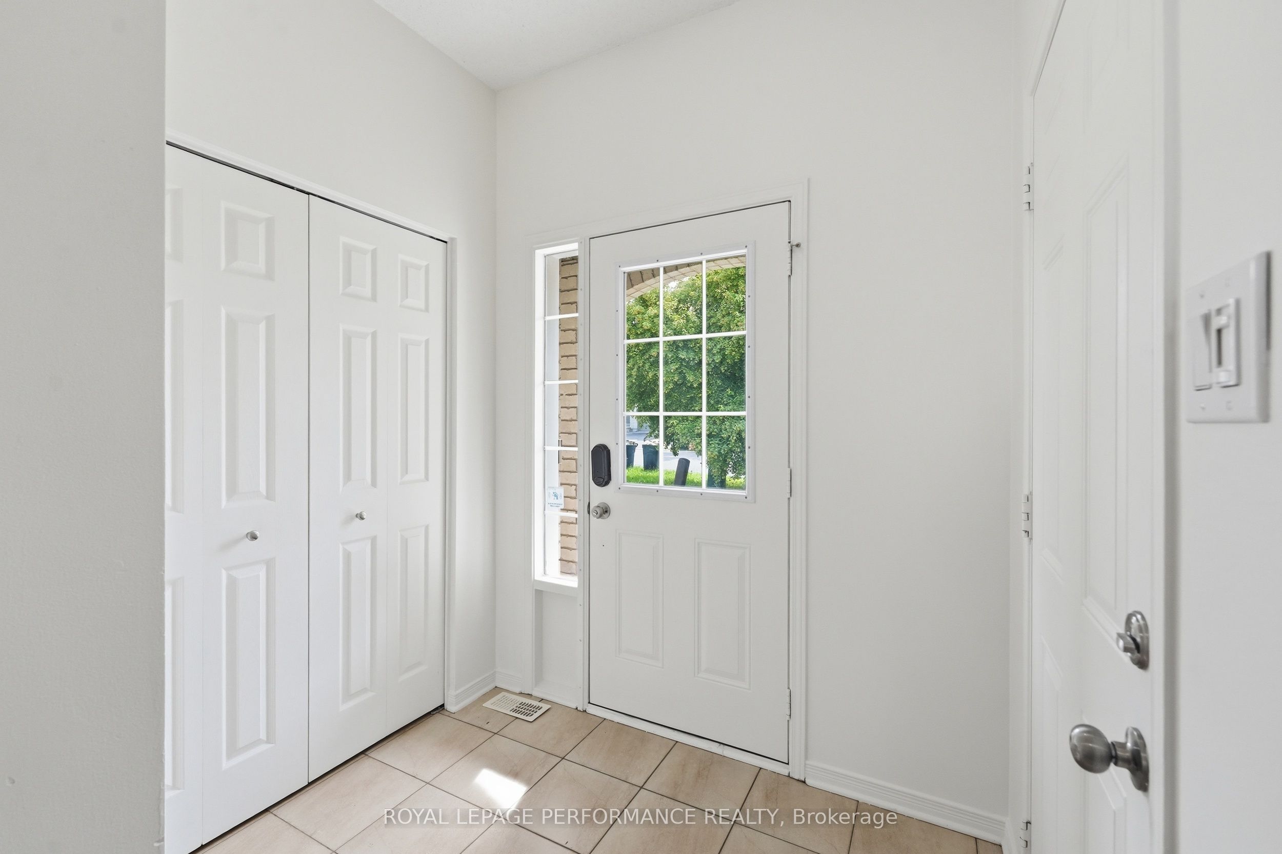 277 Rolling Meadow Crescent Property Photo 3