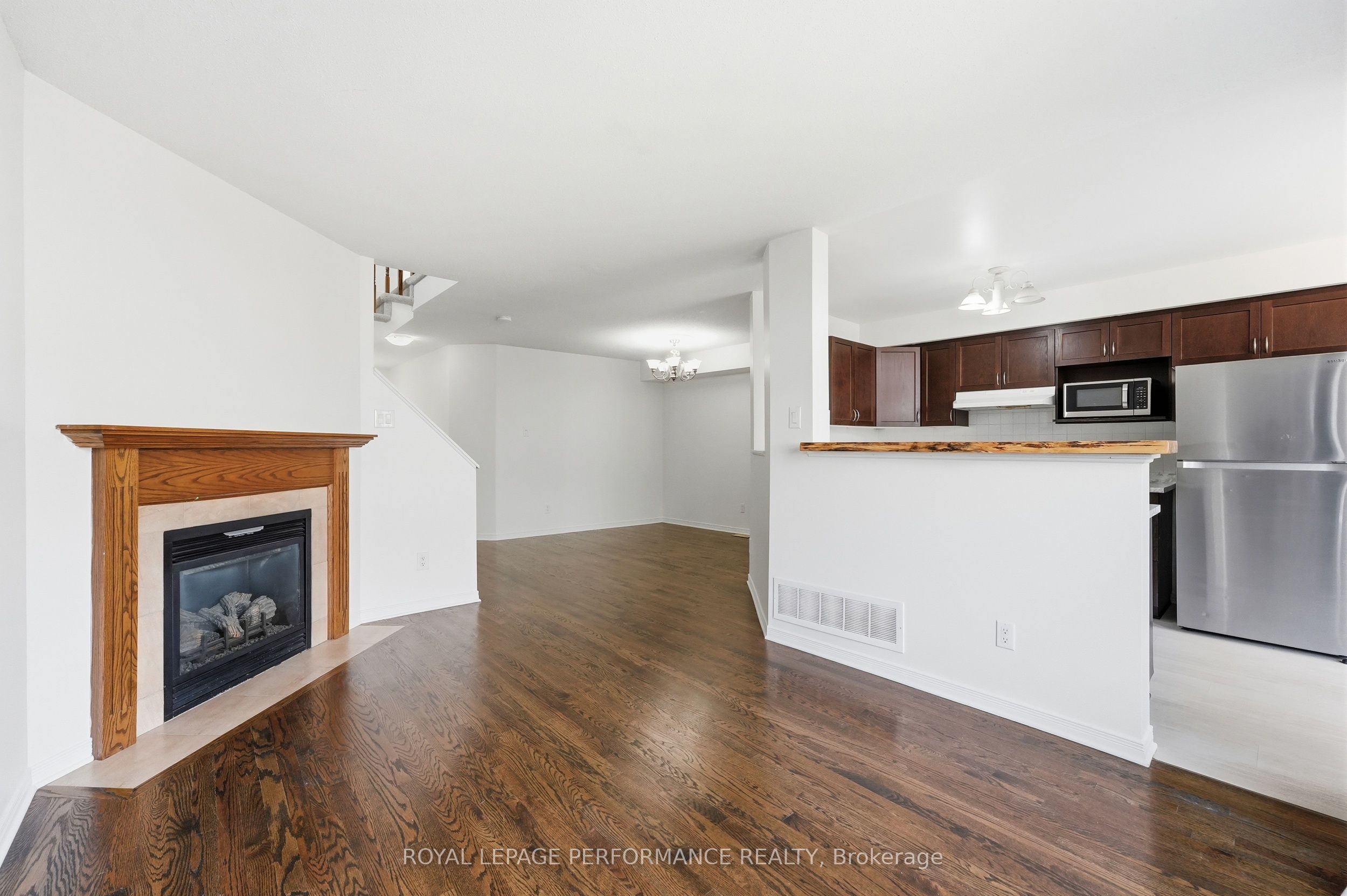 277 Rolling Meadow Crescent Property Photo 8