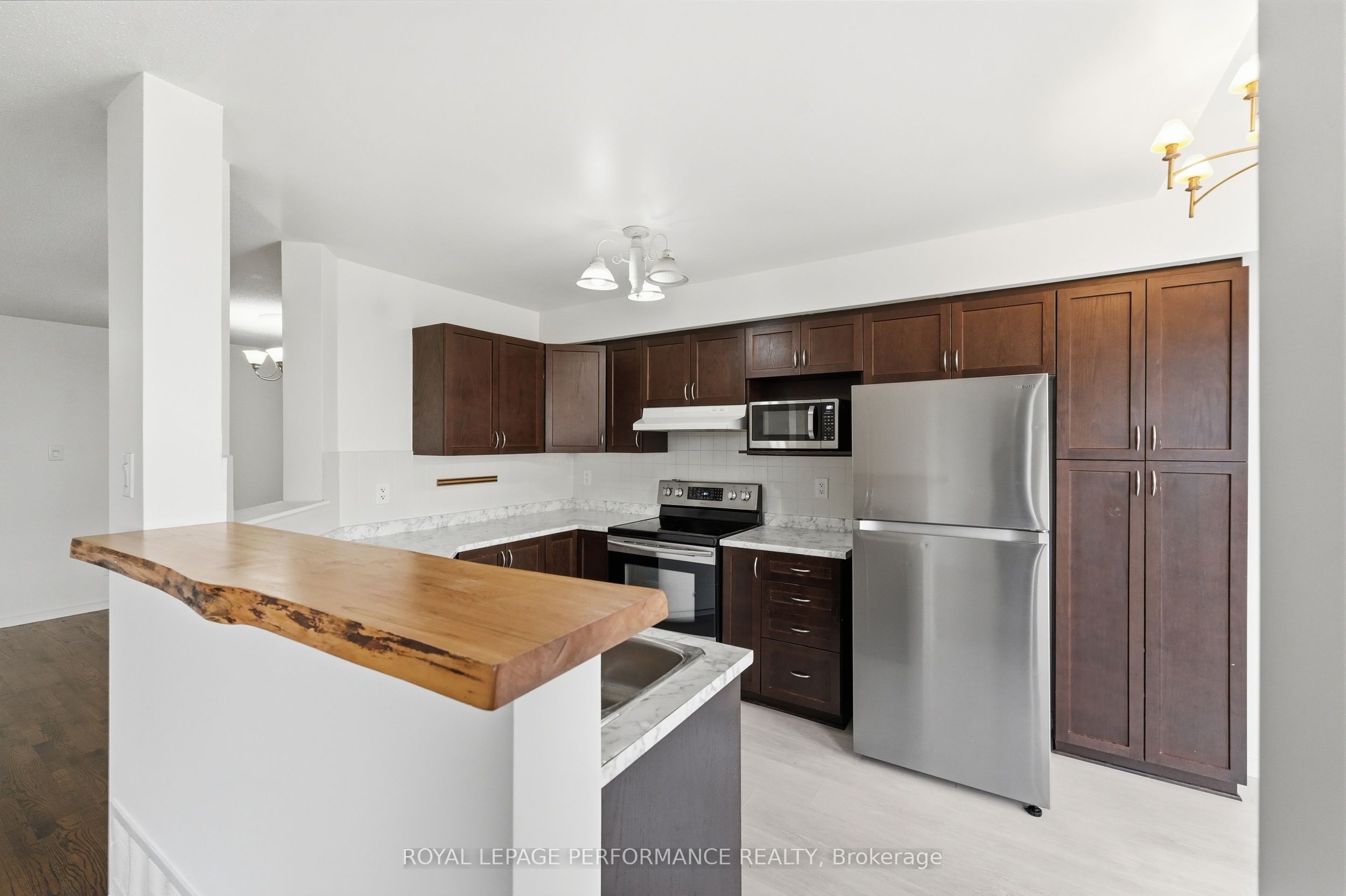 277 Rolling Meadow Crescent Property Photo 11