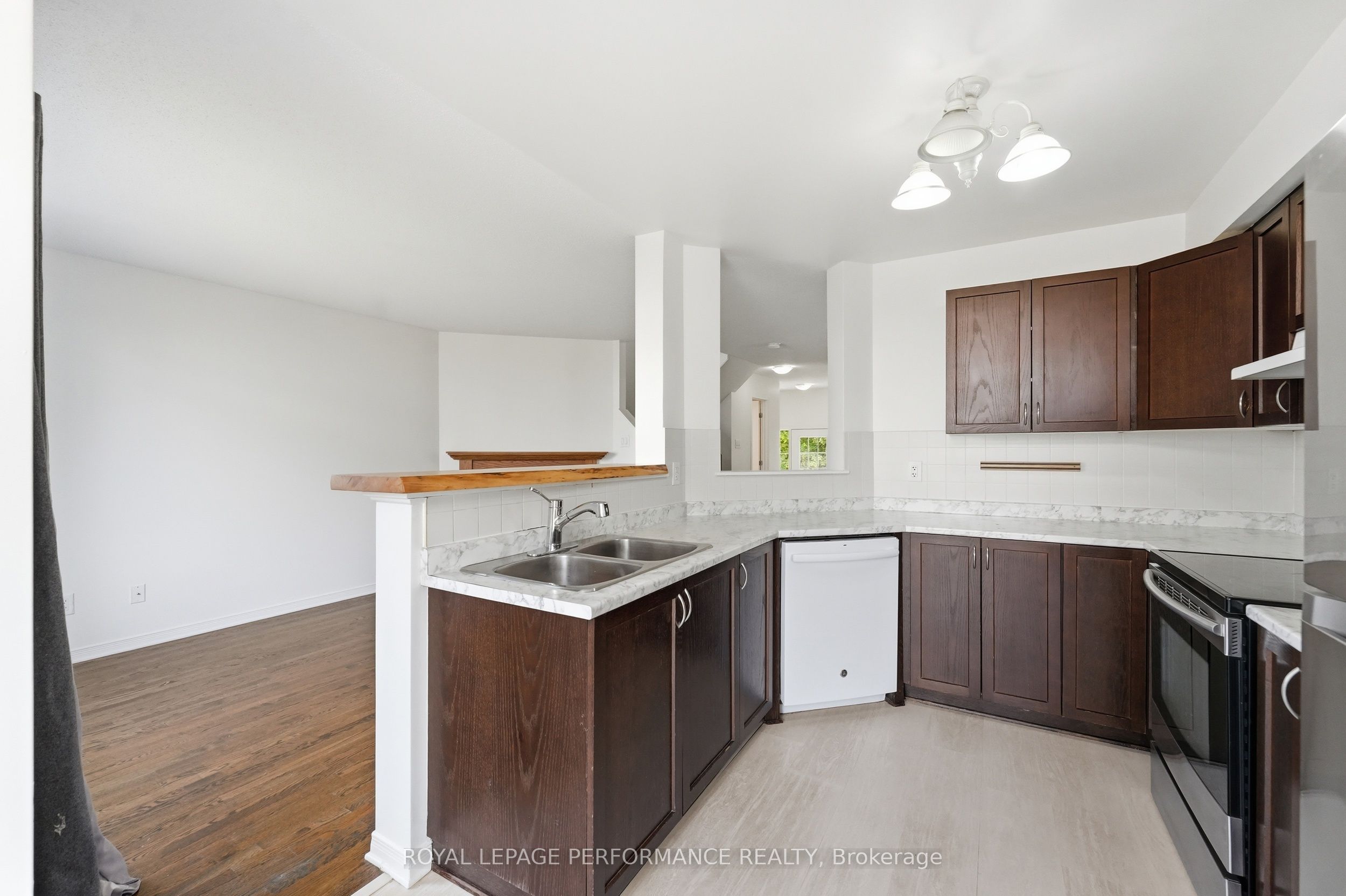 277 Rolling Meadow Crescent Property Photo 13
