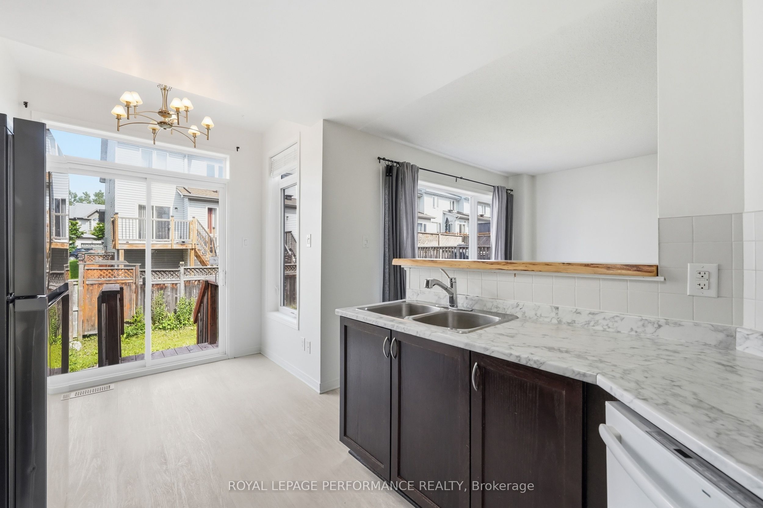 277 Rolling Meadow Crescent Property Photo 15