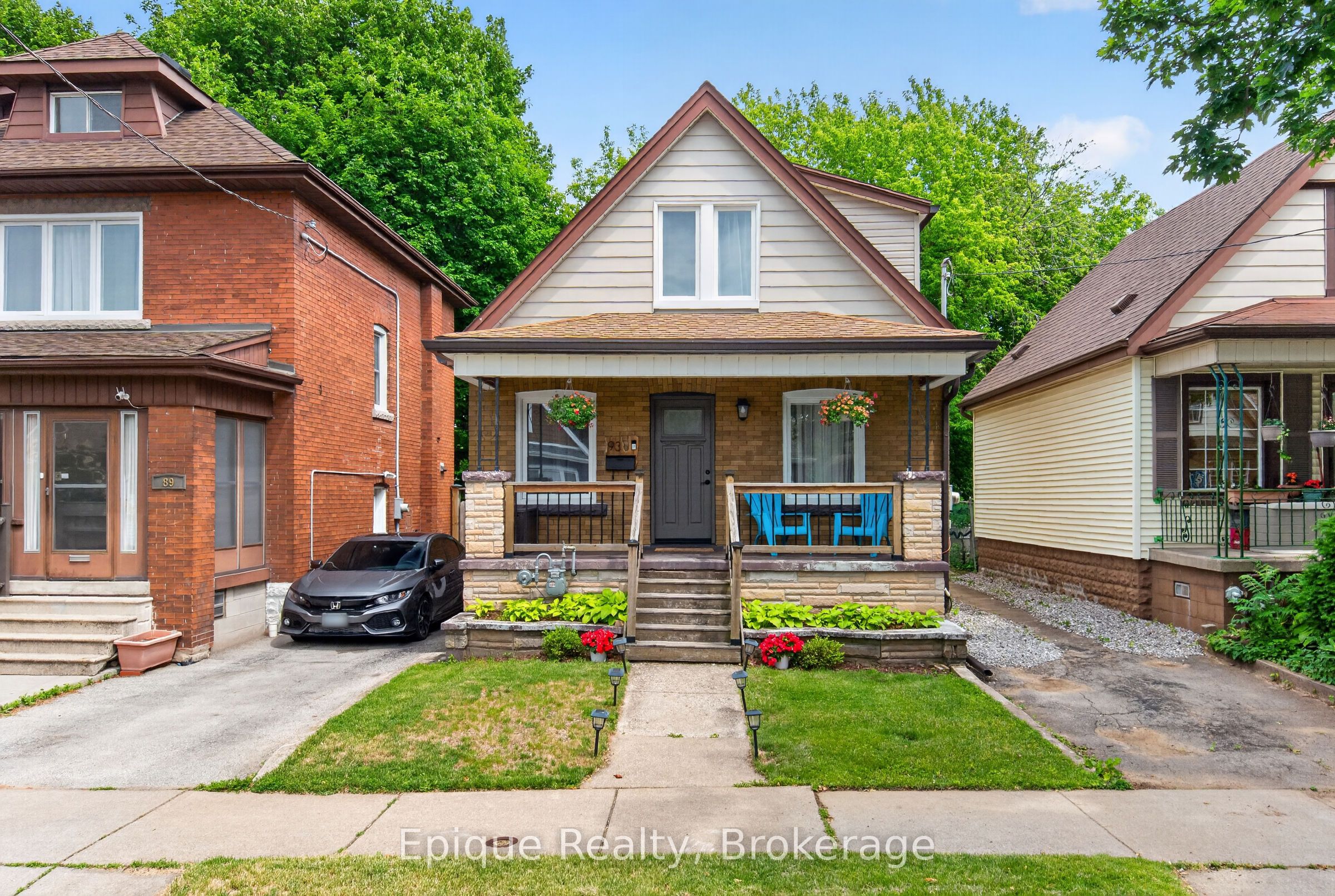 93 Graham Avenue S Property Photo 1