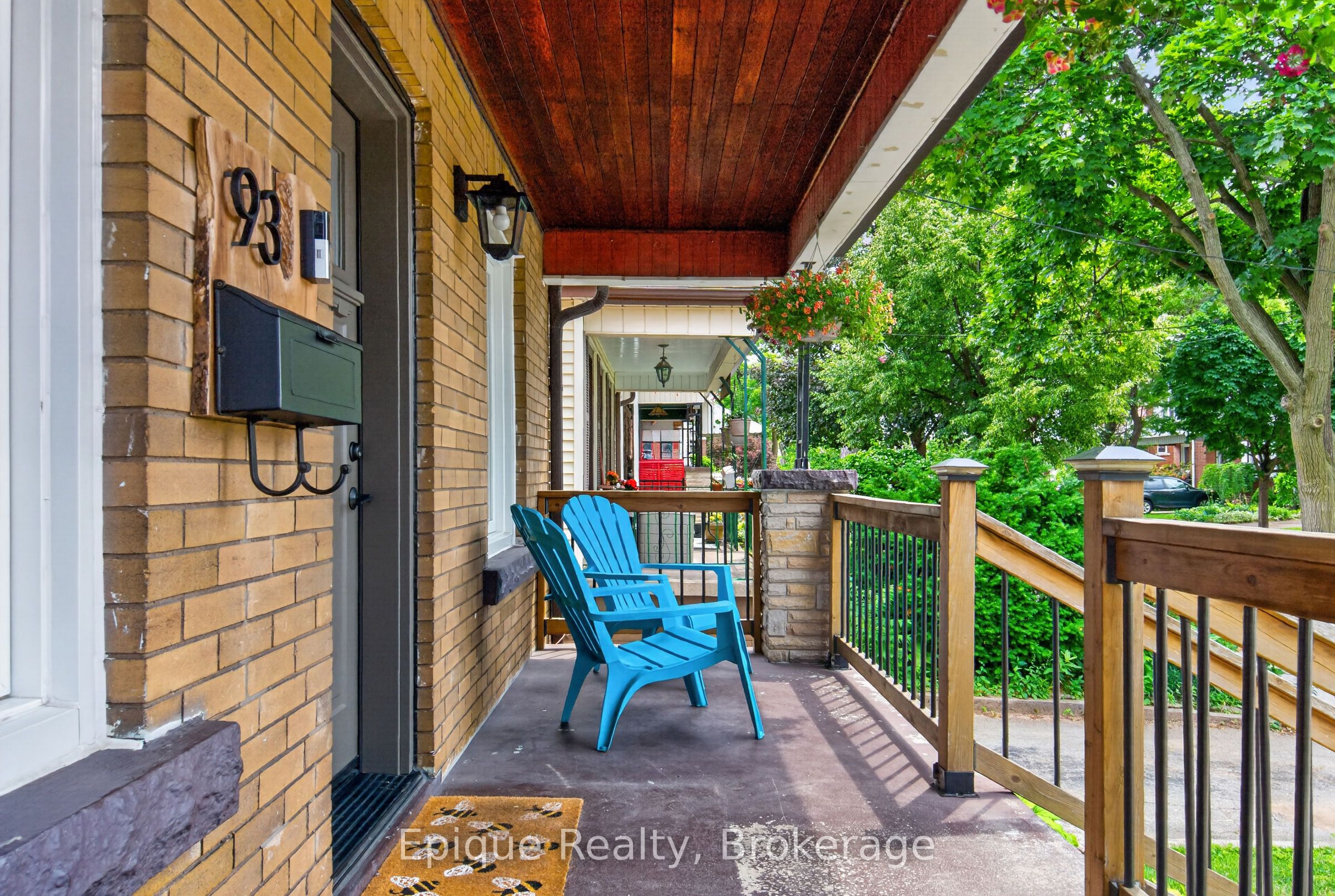 93 Graham Avenue S Property Photo 3