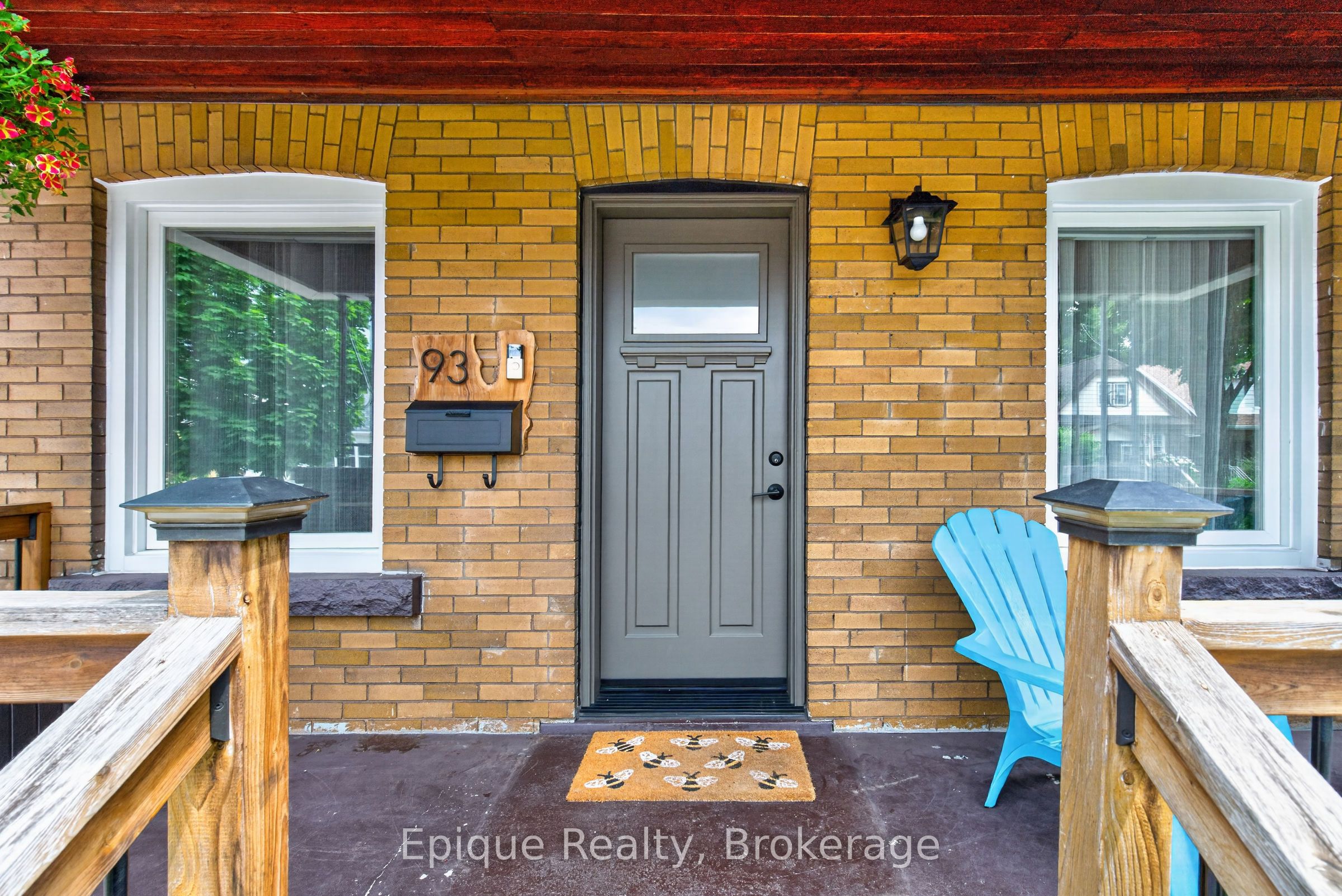 93 Graham Avenue S Property Photo 4