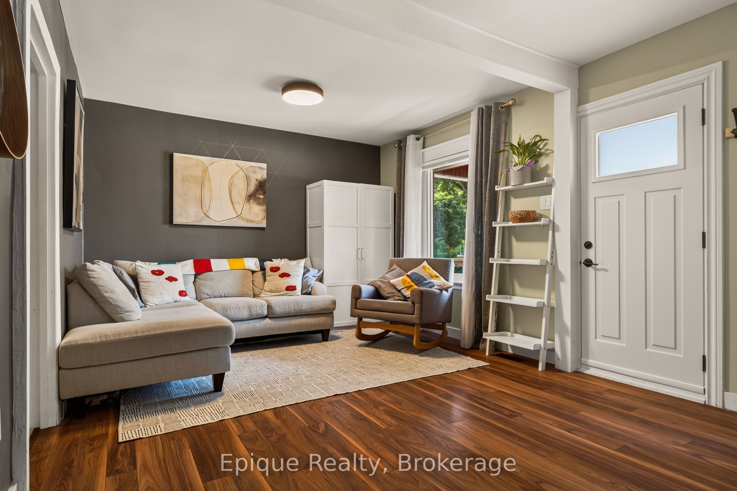 93 Graham Avenue S Property Photo 6