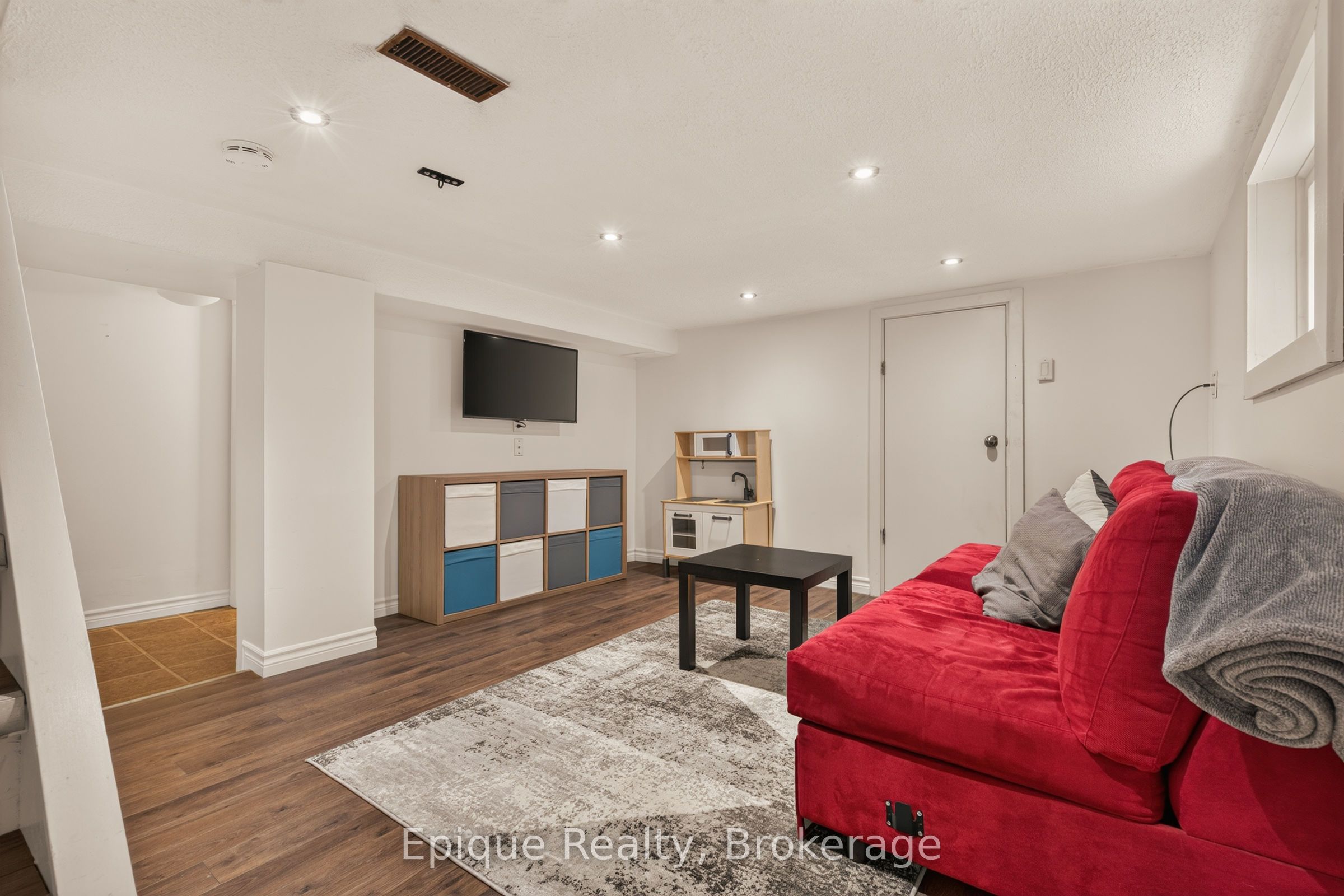 93 Graham Avenue S Property Photo 25