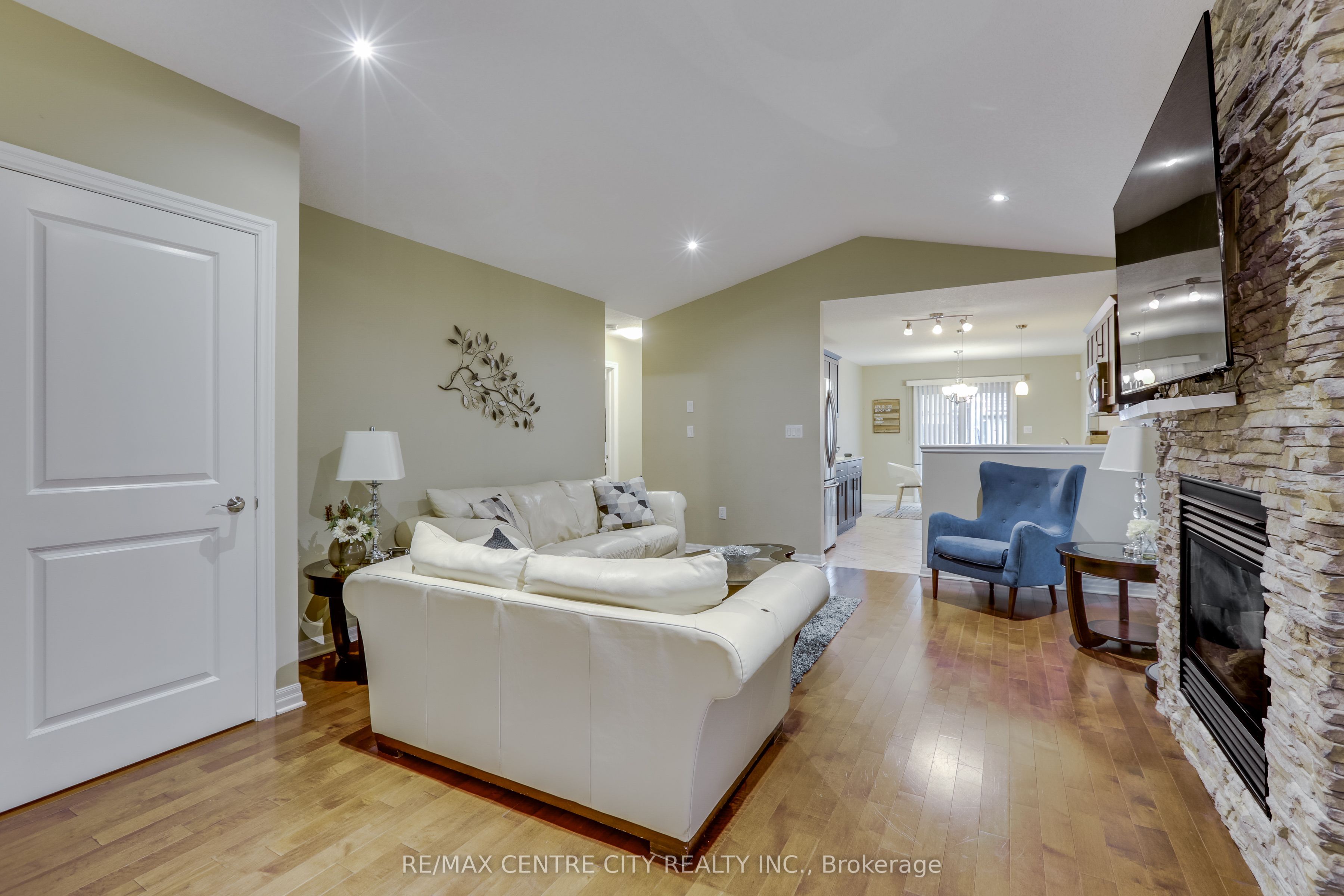 2898 Biddulph Street Property Photo 8