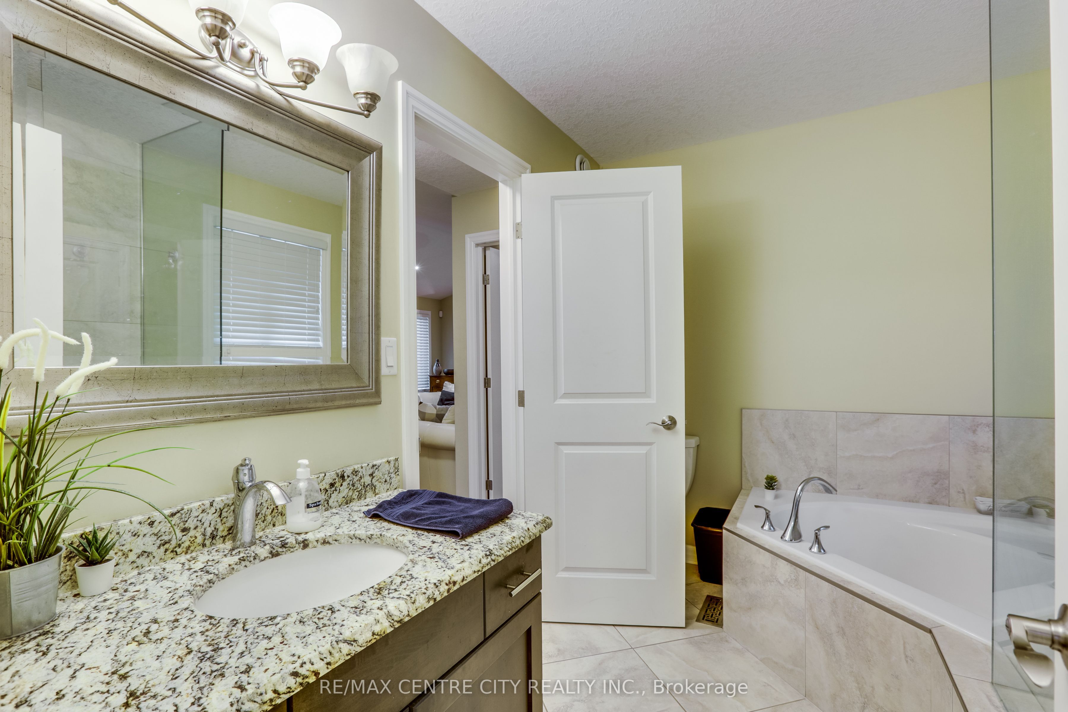2898 Biddulph Street Property Photo 23