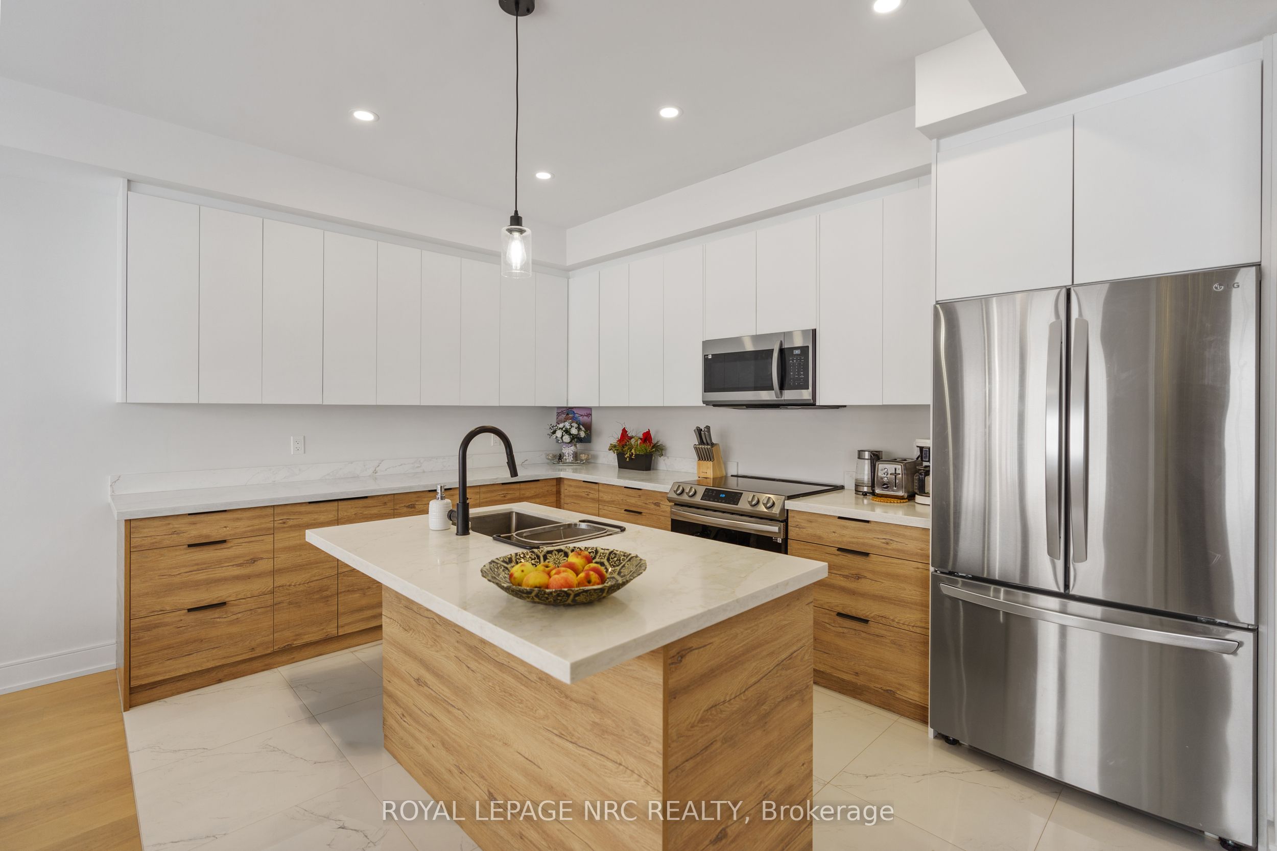 7384 Splendour Drive Property Photo 10