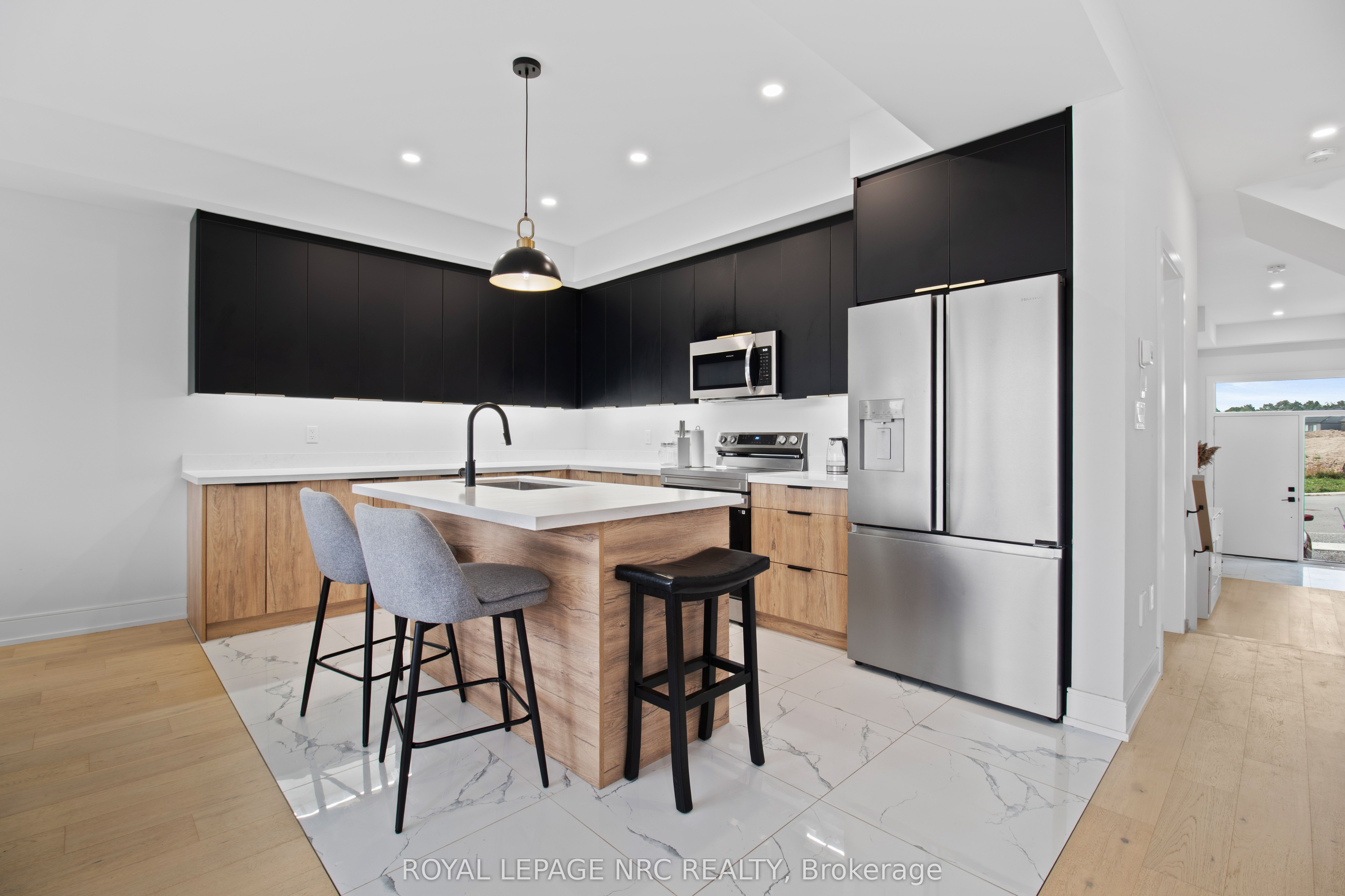 7392 Splendour Drive Property Photo 11