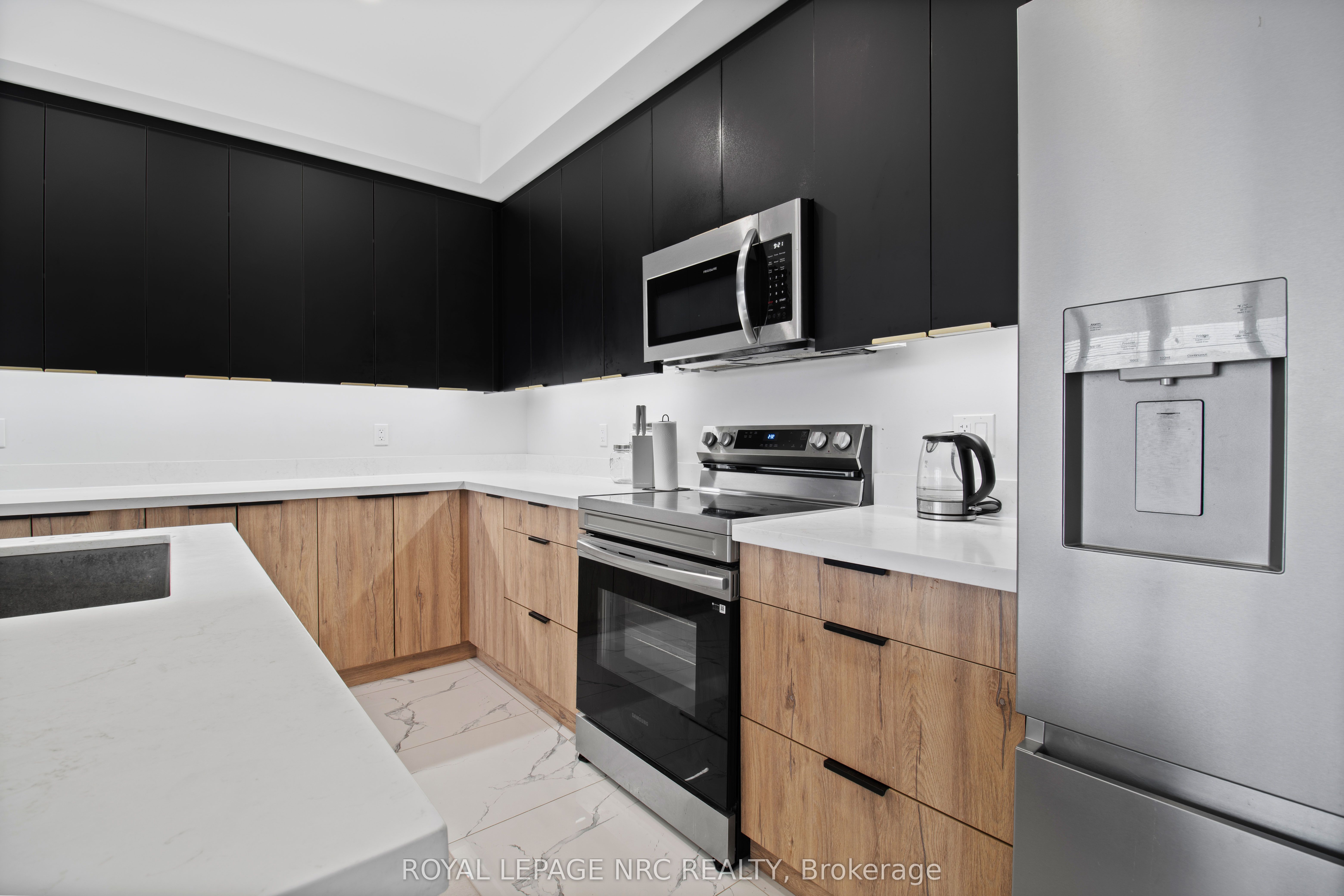 7392 Splendour Drive Property Photo 12