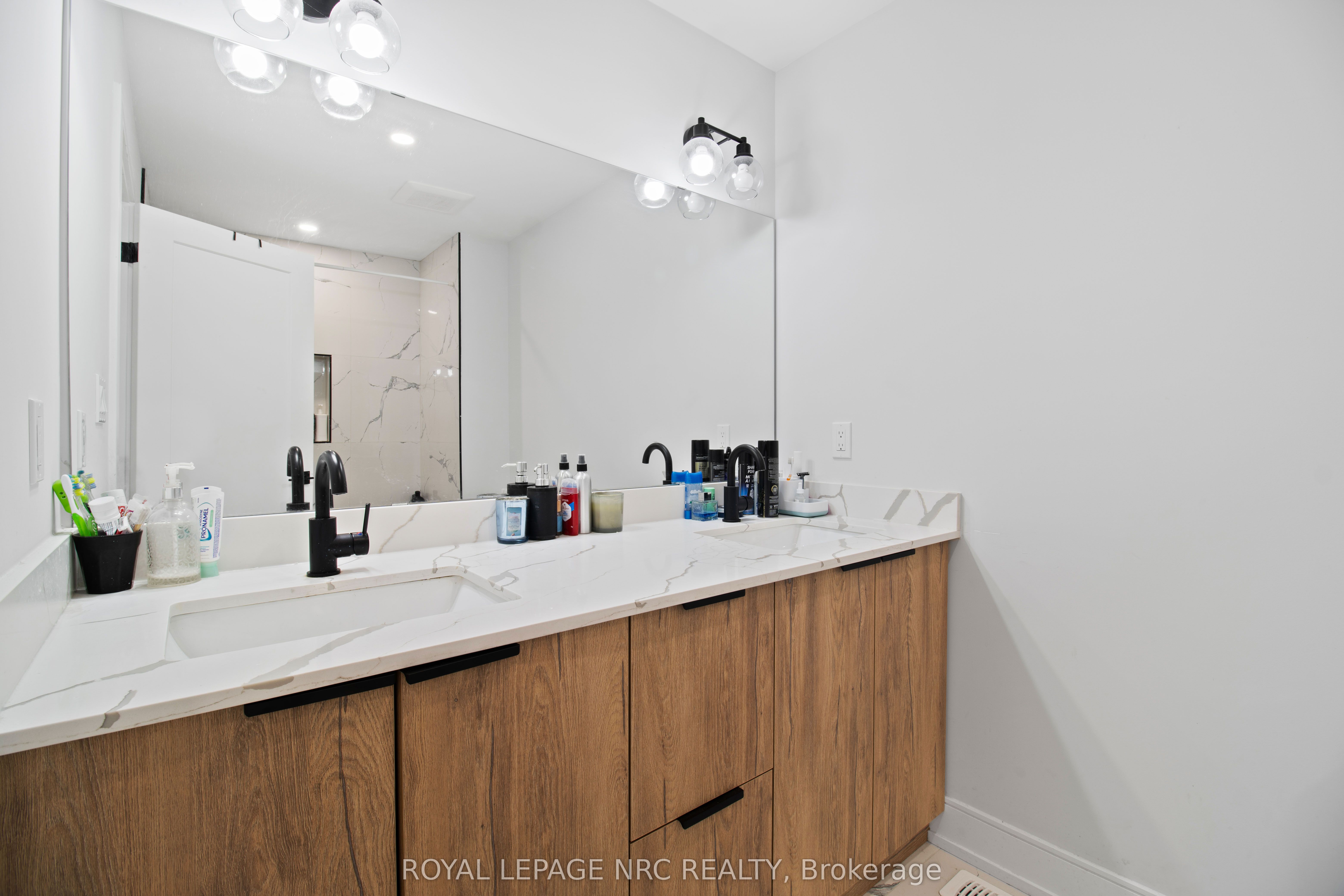 7392 Splendour Drive Property Photo 27