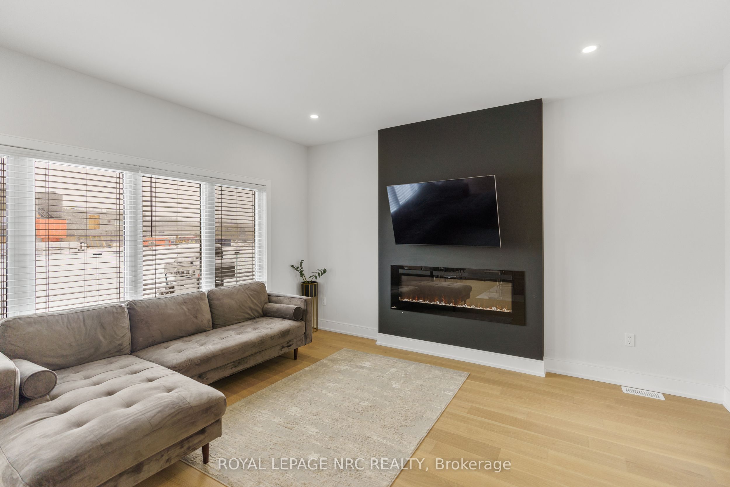 7386 Splendour Drive Property Photo 7