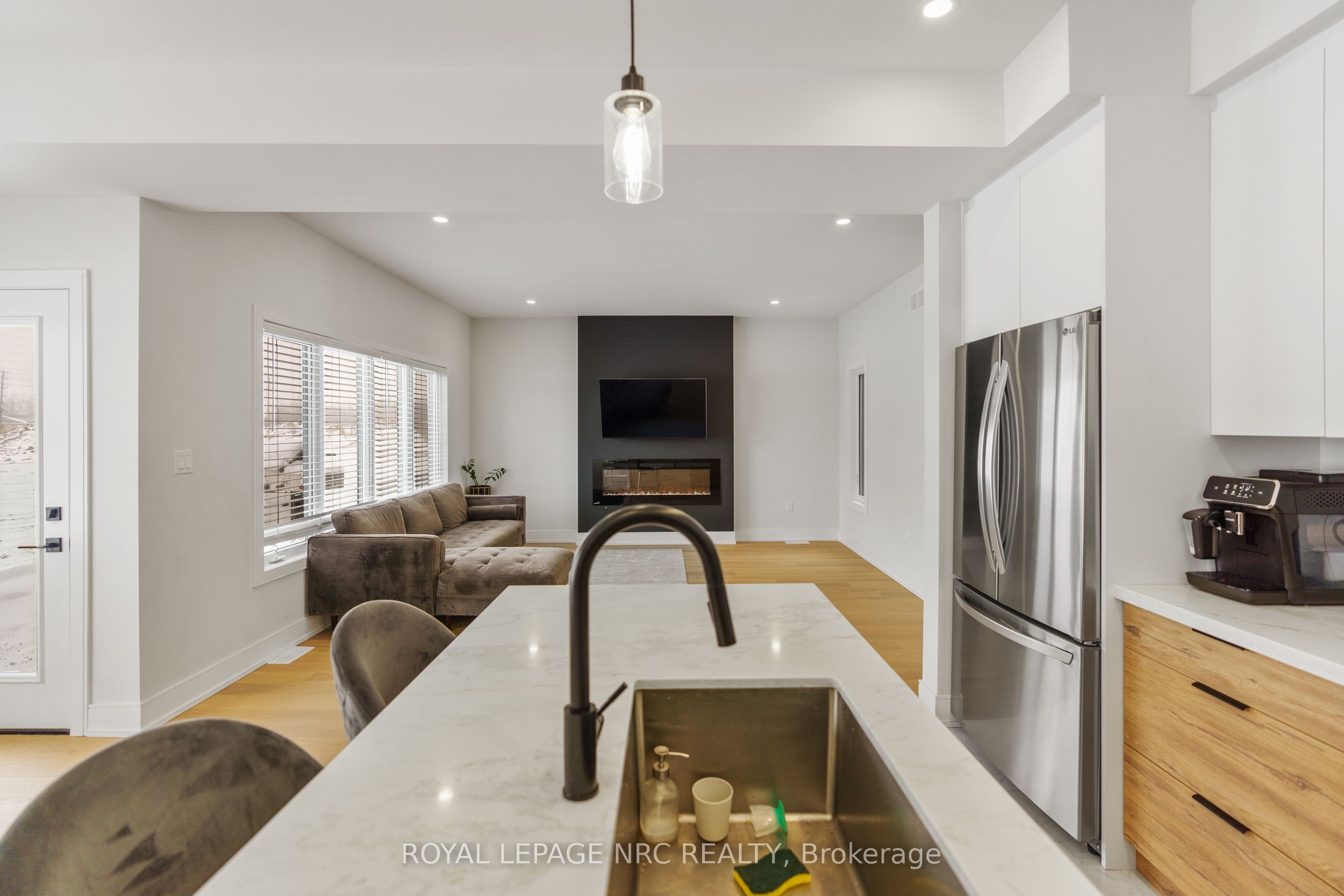 7386 Splendour Drive Property Photo 8