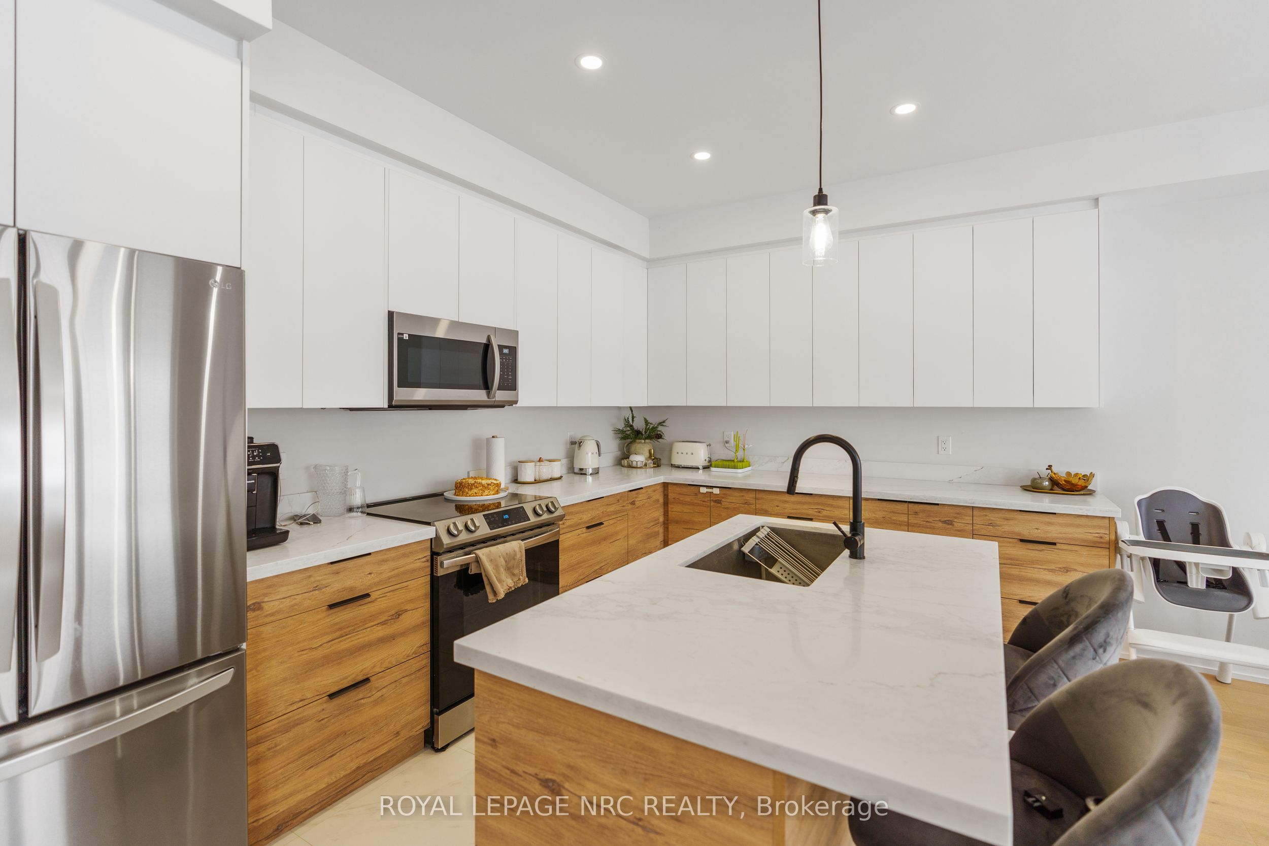 7386 Splendour Drive Property Photo 9