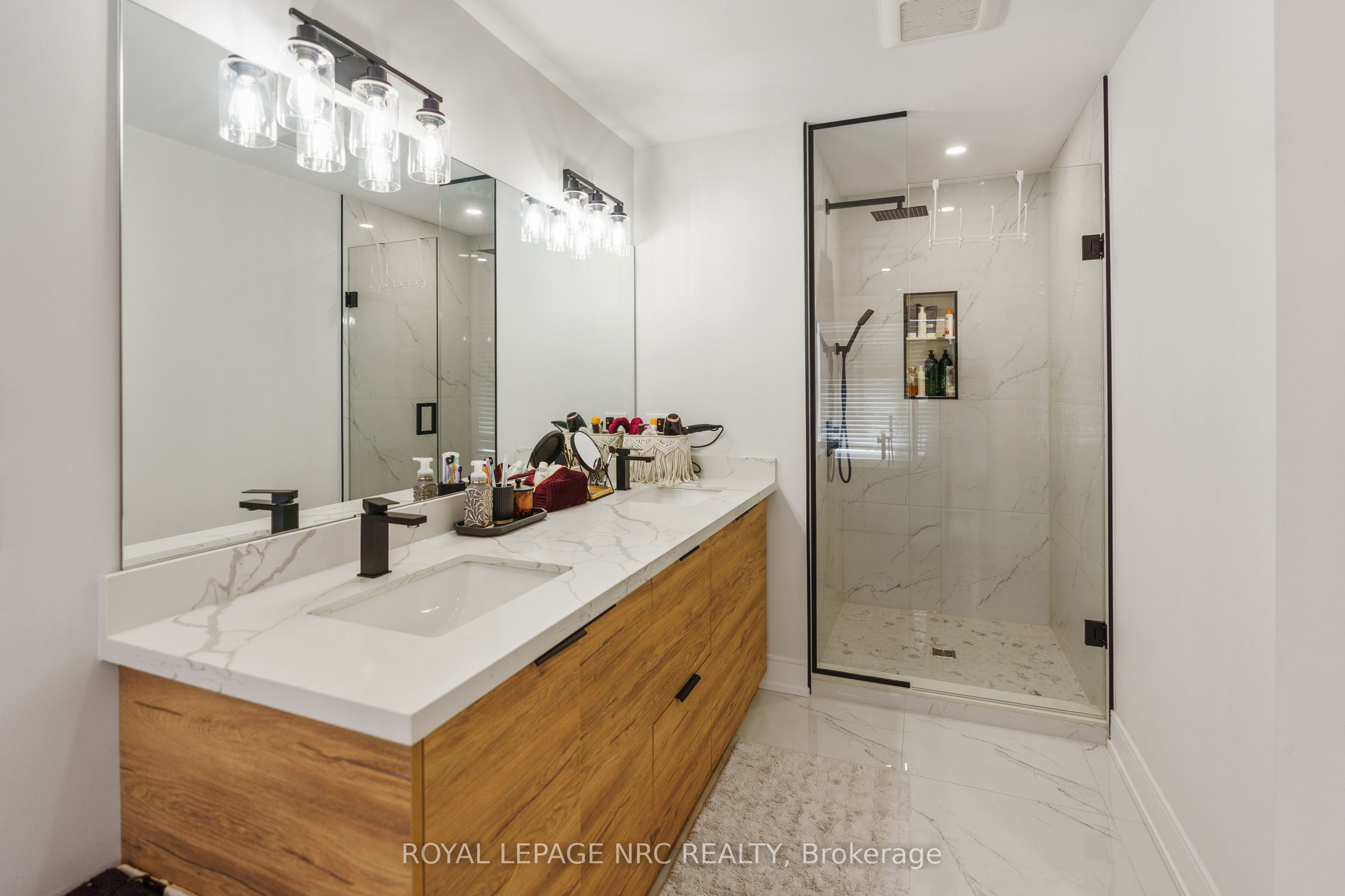 7386 Splendour Drive Property Photo 14