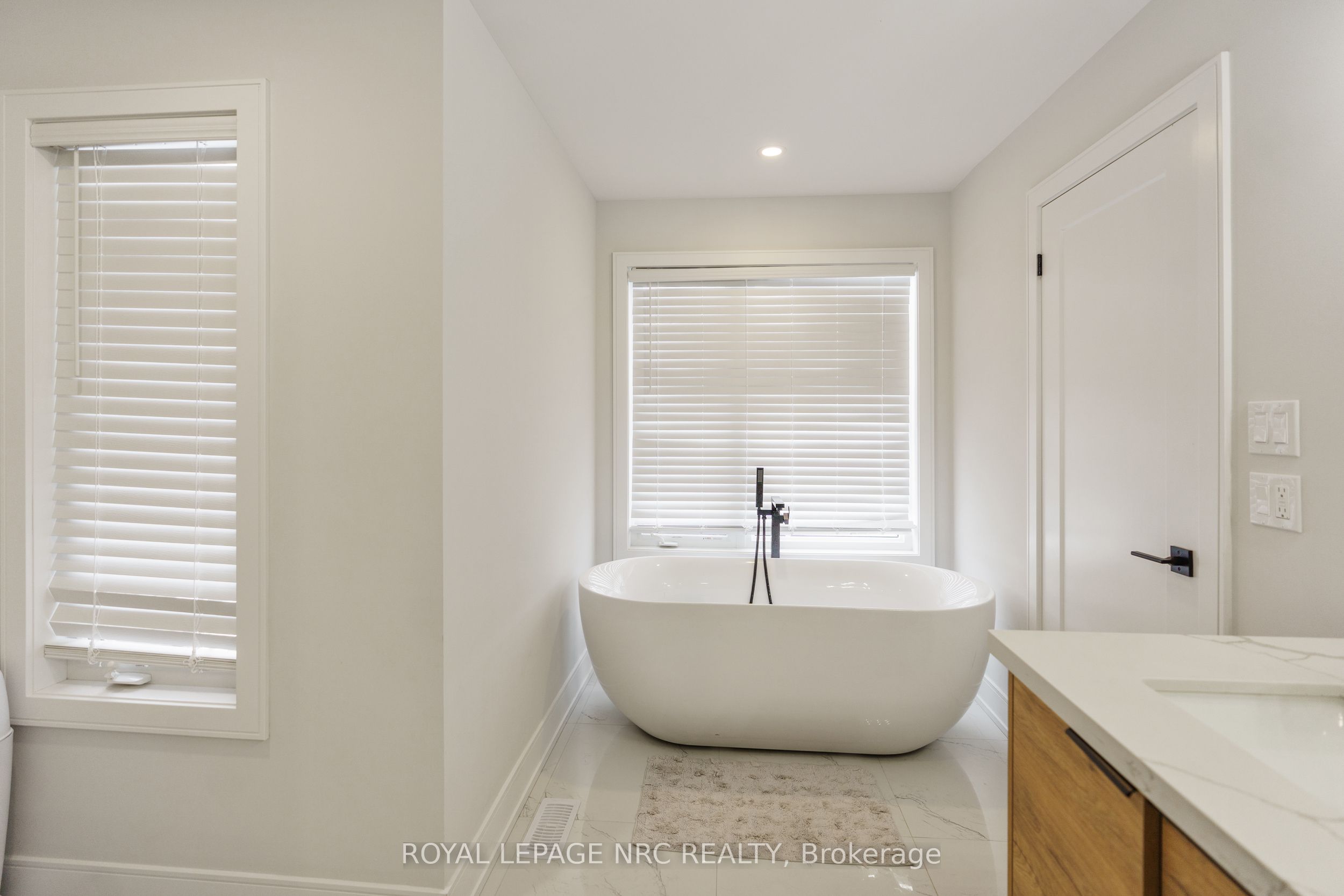7386 Splendour Drive Property Photo 16