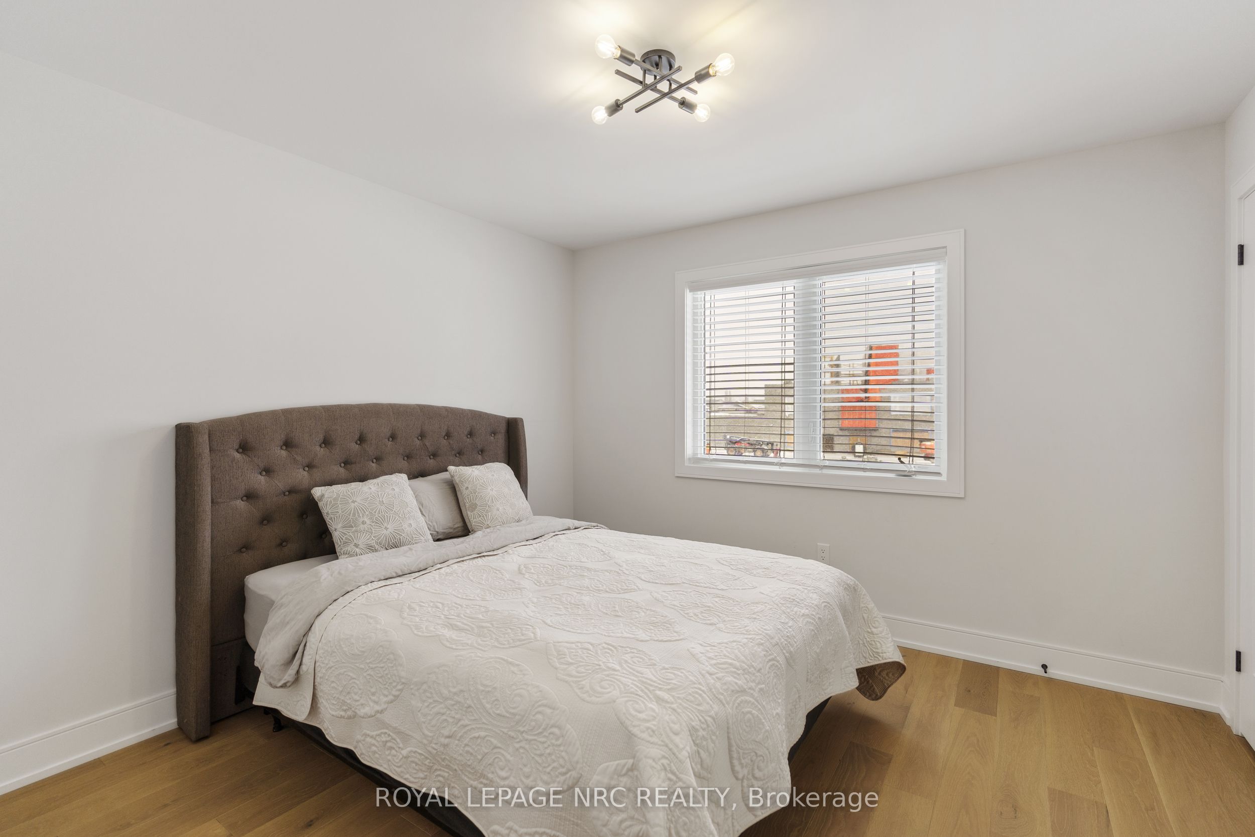 7386 Splendour Drive Property Photo 17