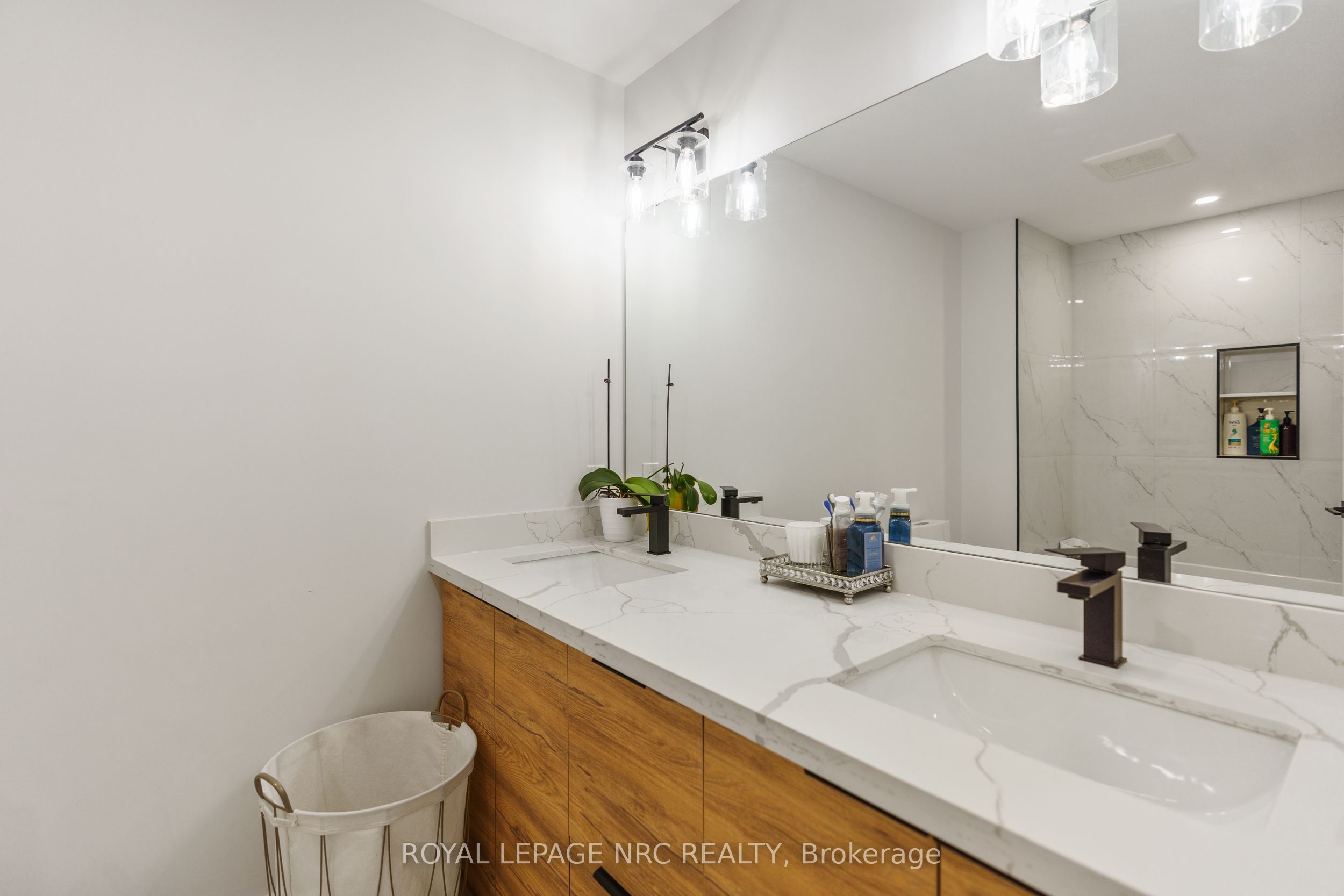 7386 Splendour Drive Property Photo 21
