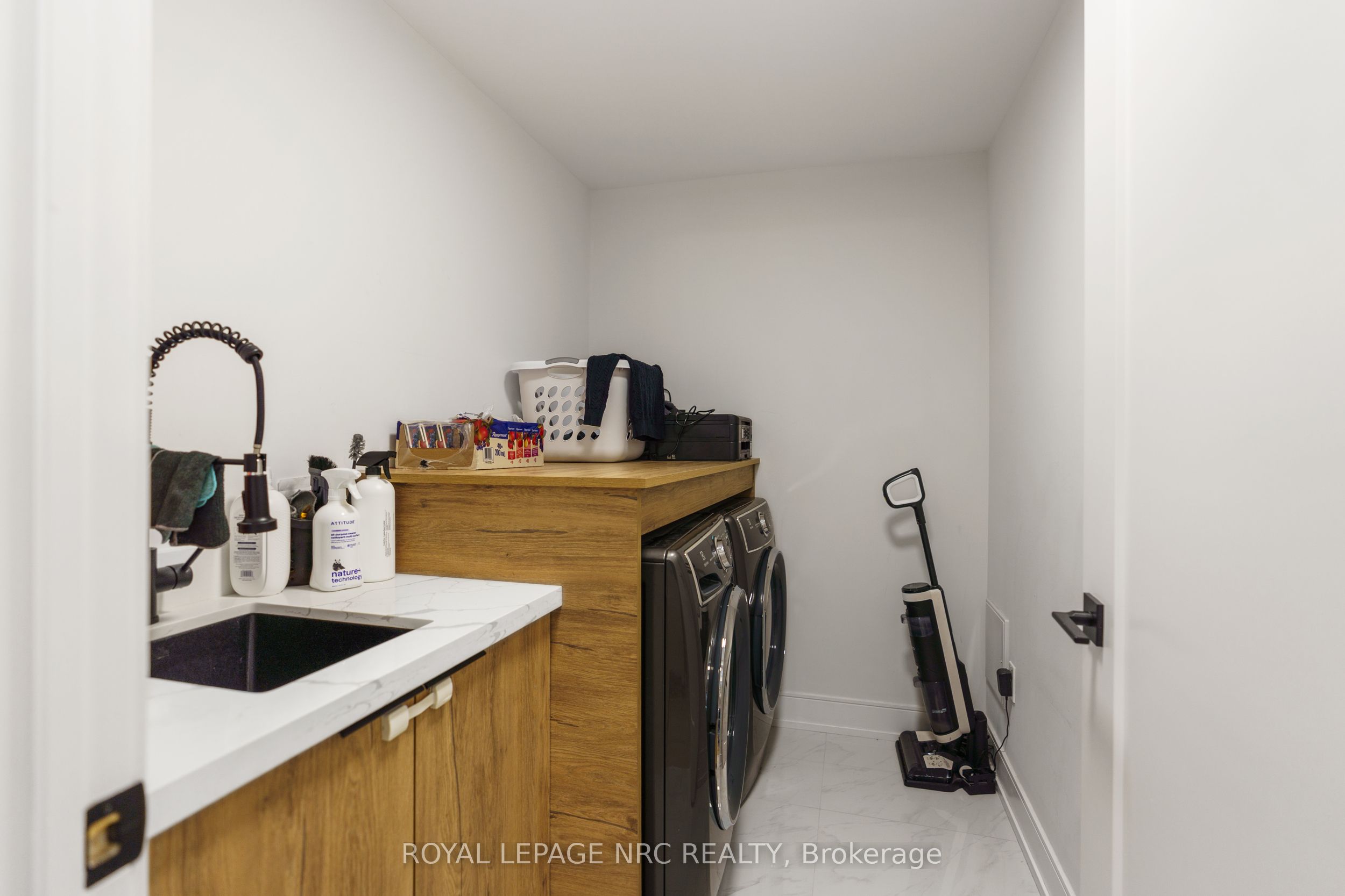7386 Splendour Drive Property Photo 23