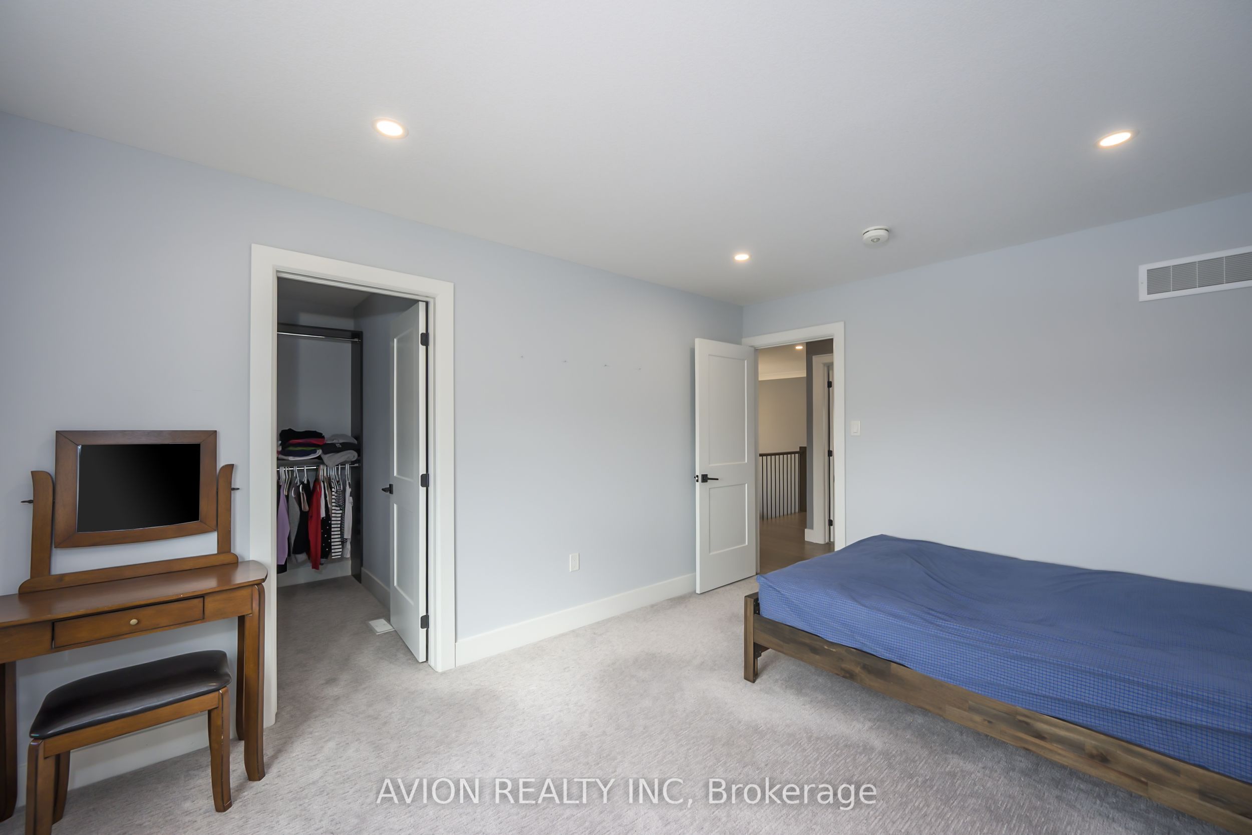 1796 Brayford Avenue Property Photo 33