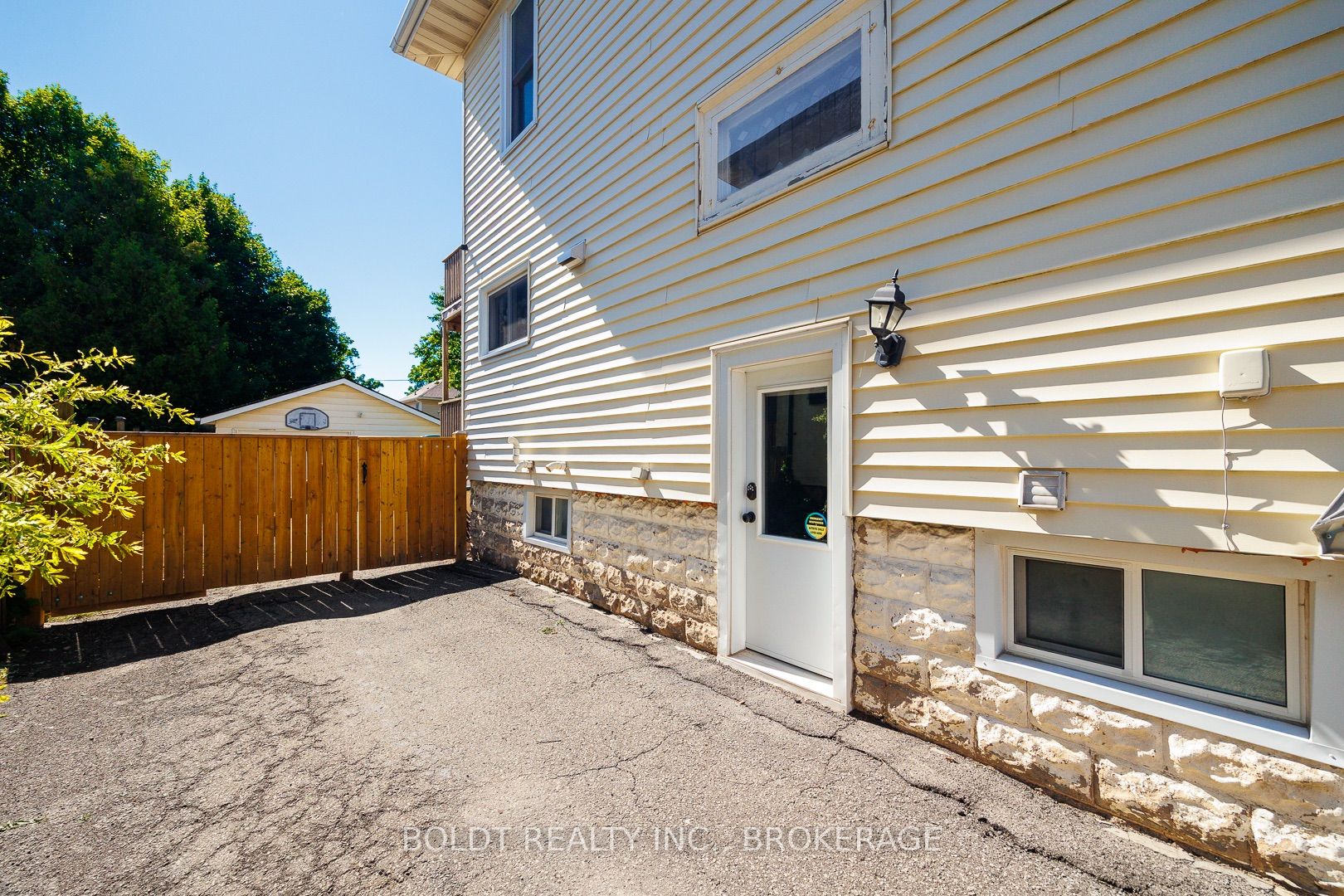 5285 Third Avenue Property Photo 3