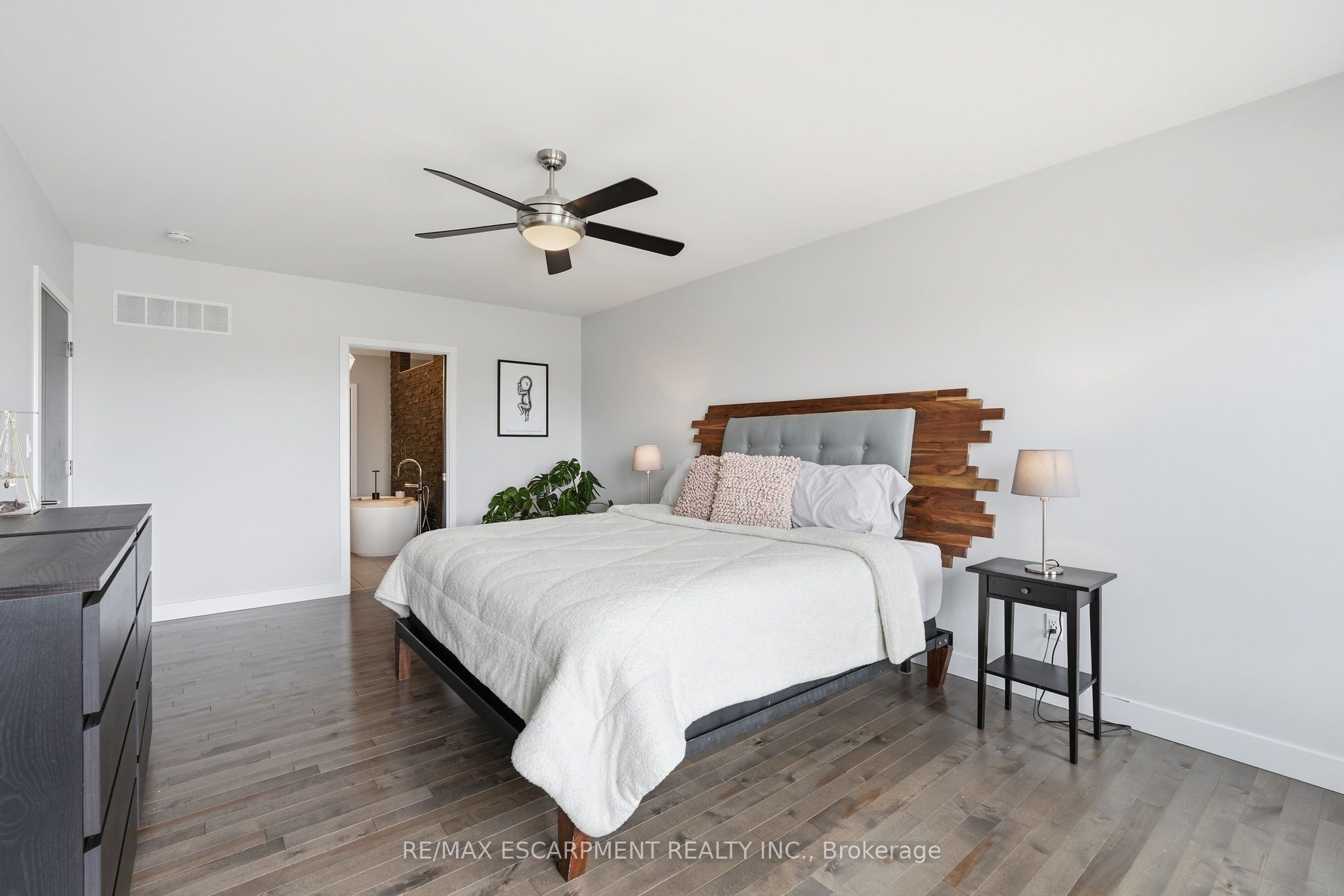 414 John Street Property Photo 23