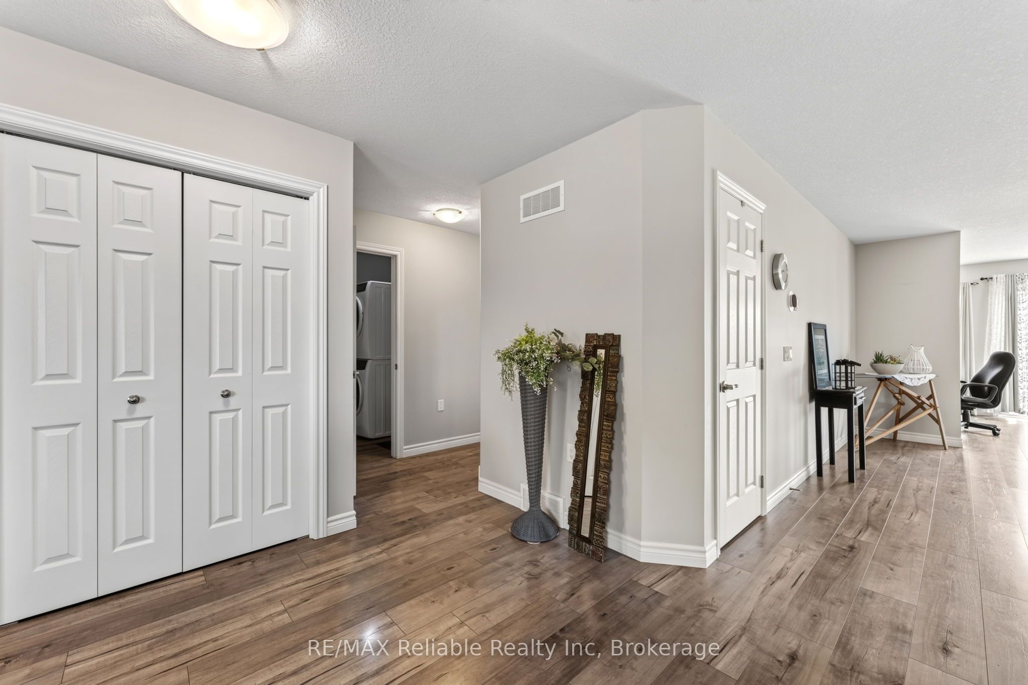 7 Windward Way S Property Photo 9