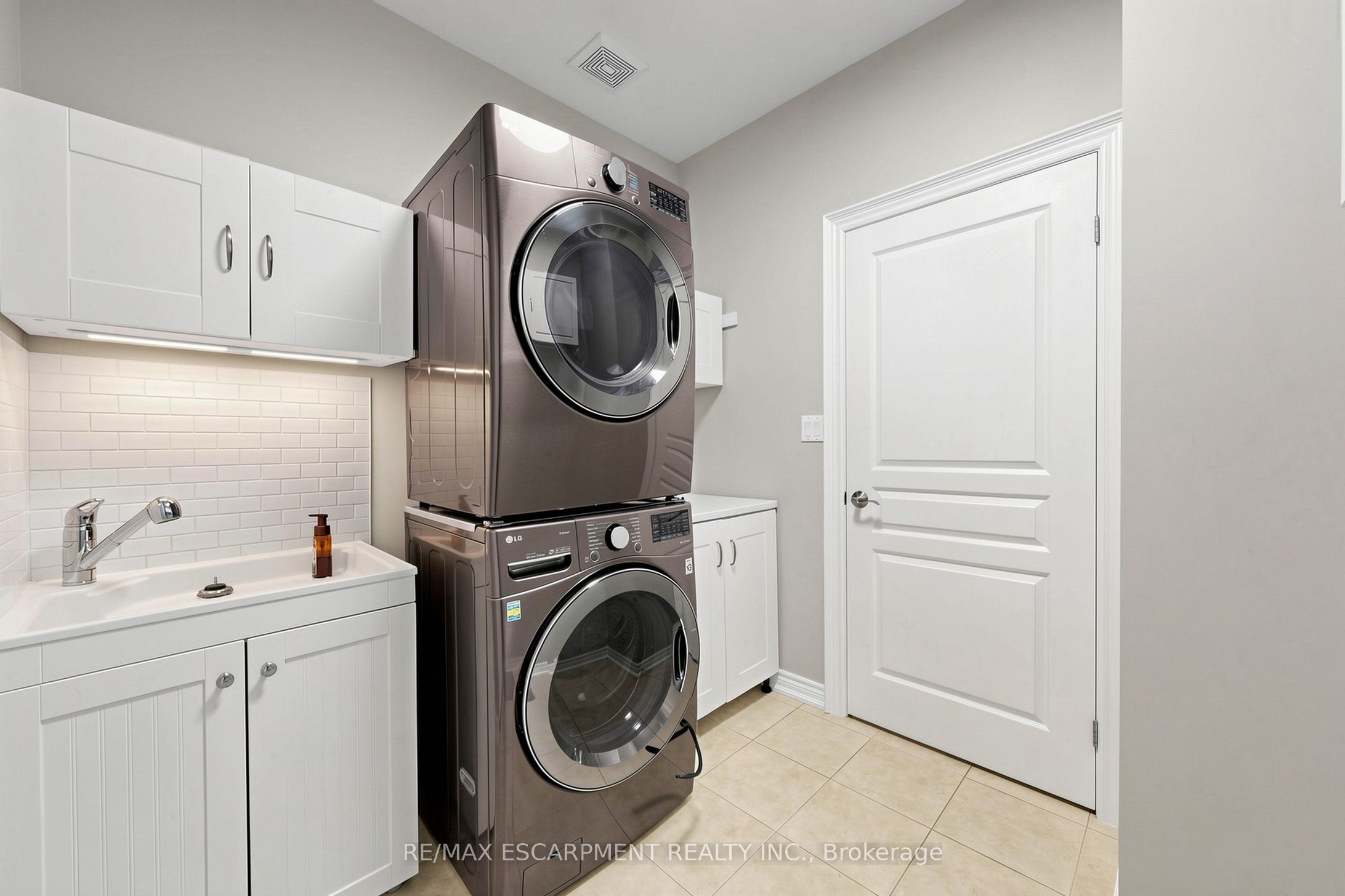 18 Gateway Avenue Property Photo 24