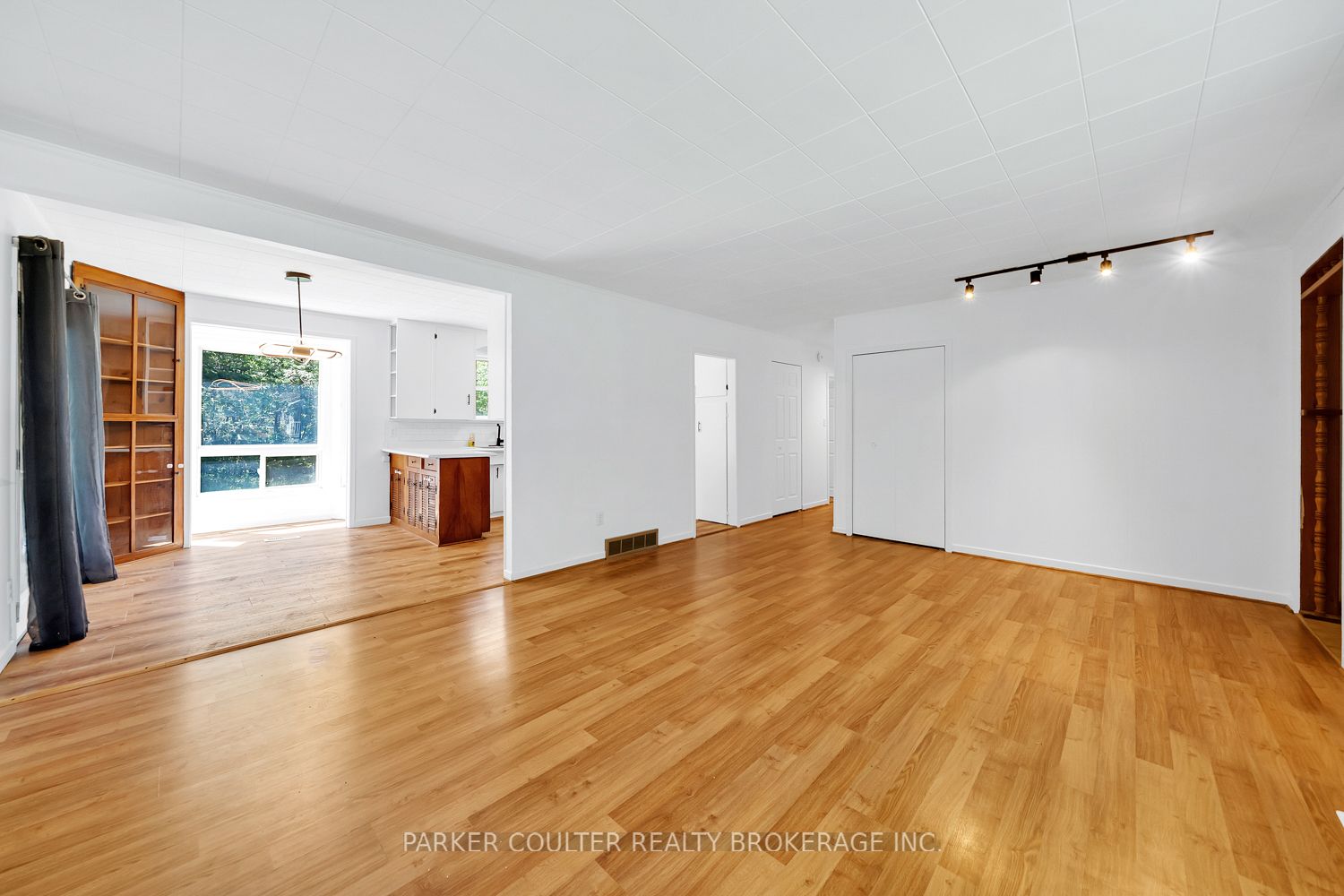 85 Evans Avenue W Property Photo 10
